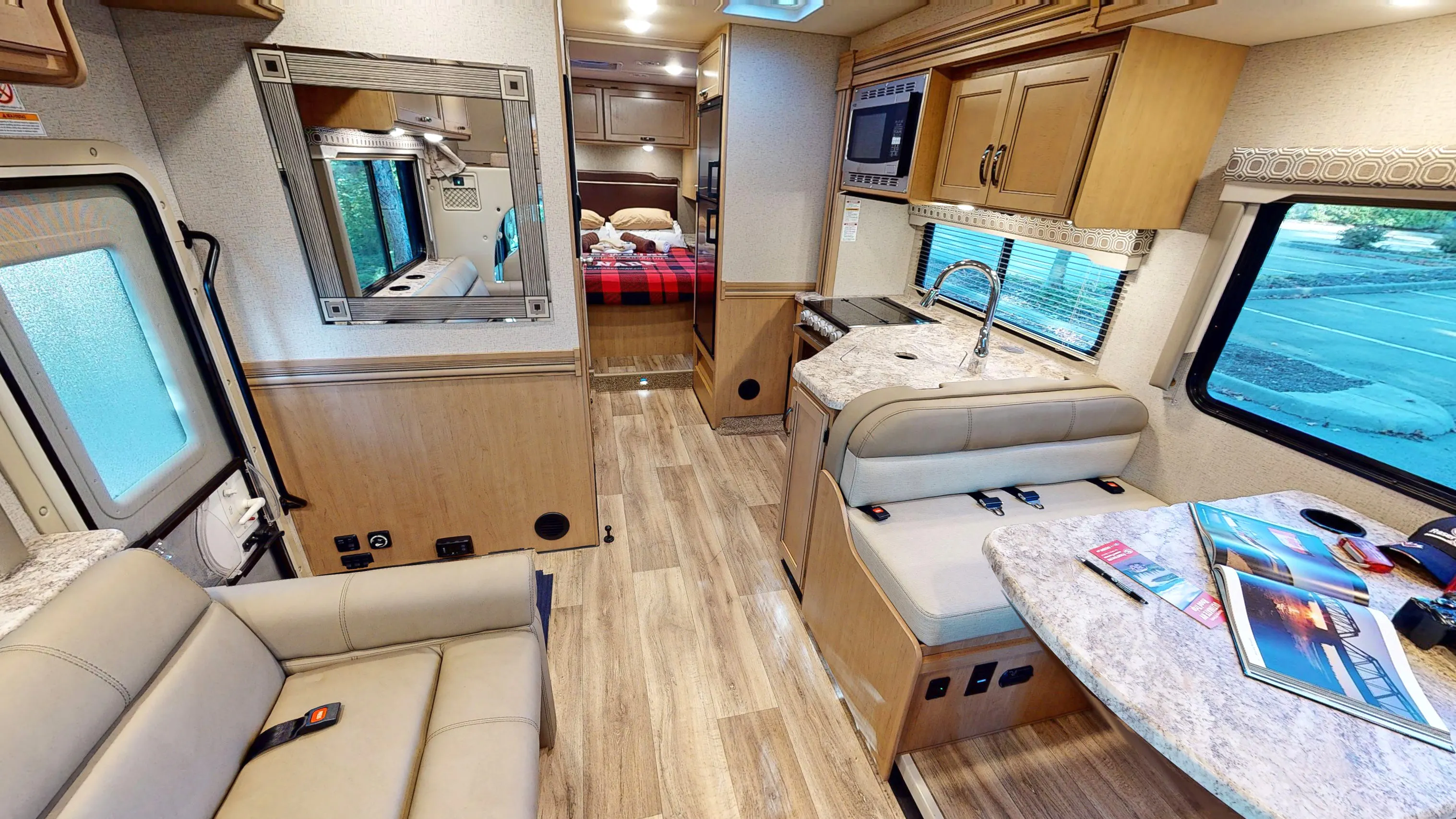 HDFahrzeugeFraserwayC XLargeInnenansicht Sitzecke Bett