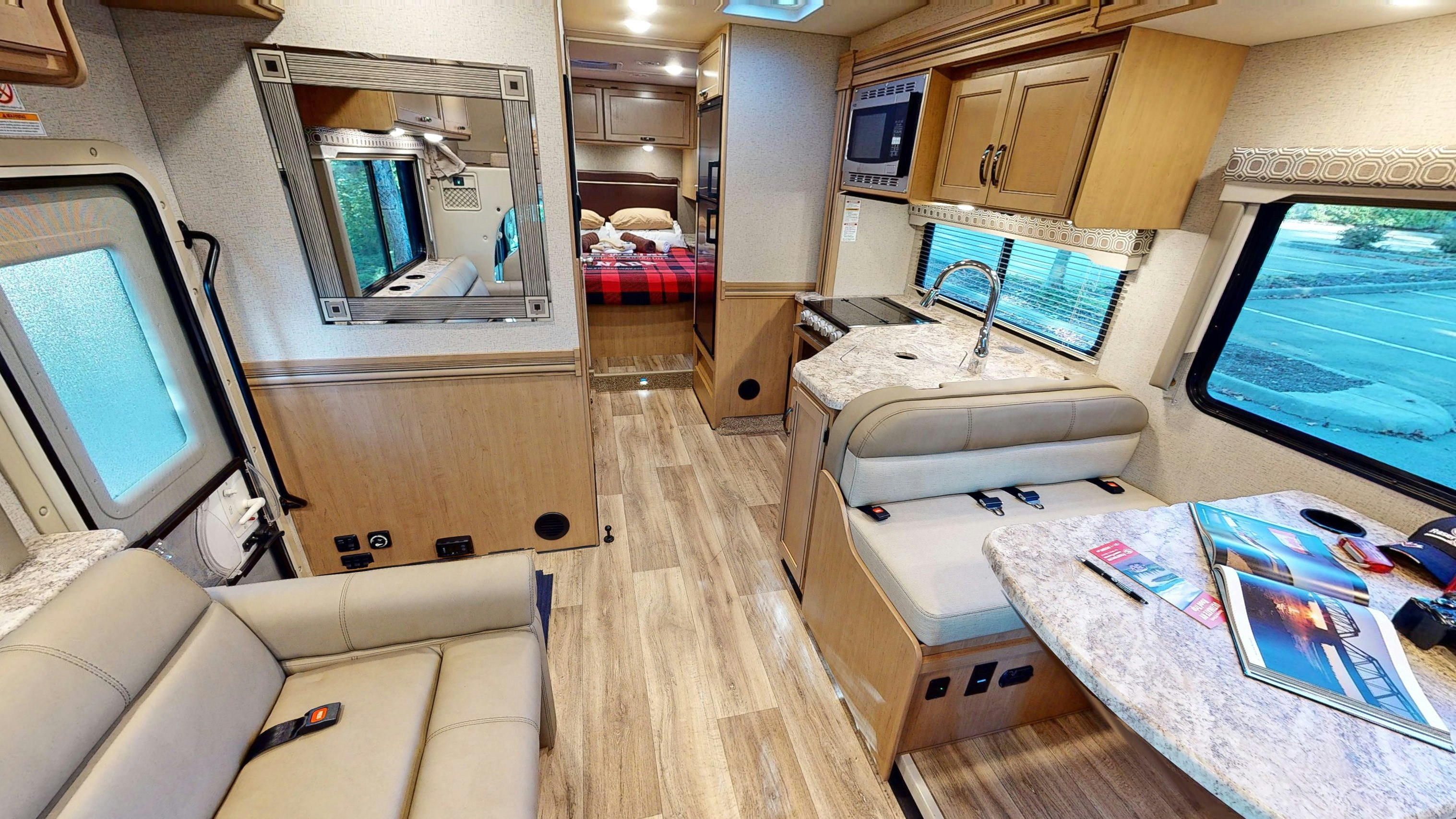 HDFahrzeugeFraserwayC XLargeInnenansicht Sitzecke Bett