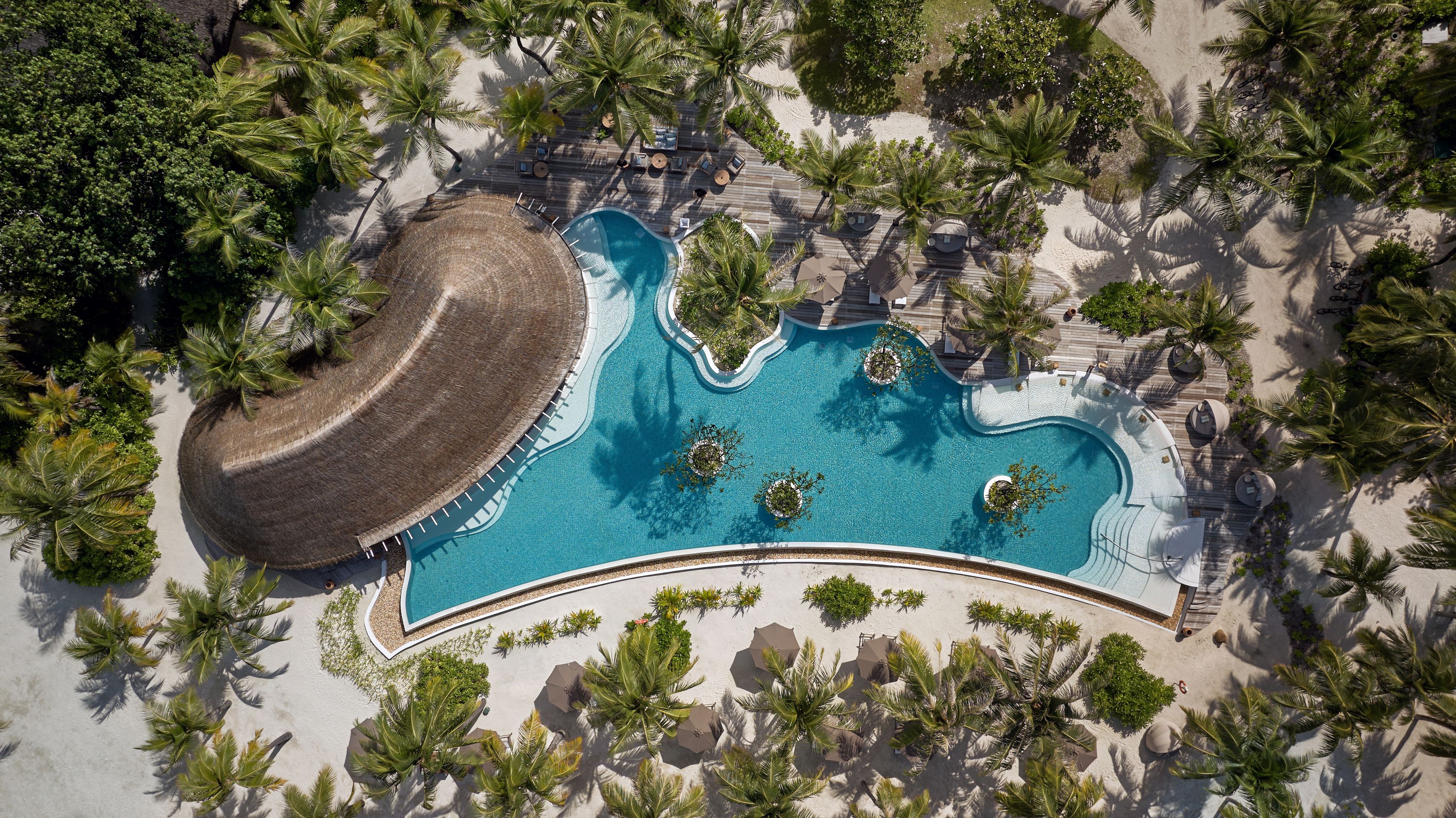 HDHotelMaledivenSix Senses KanuhuraSip Sand Pool aerial