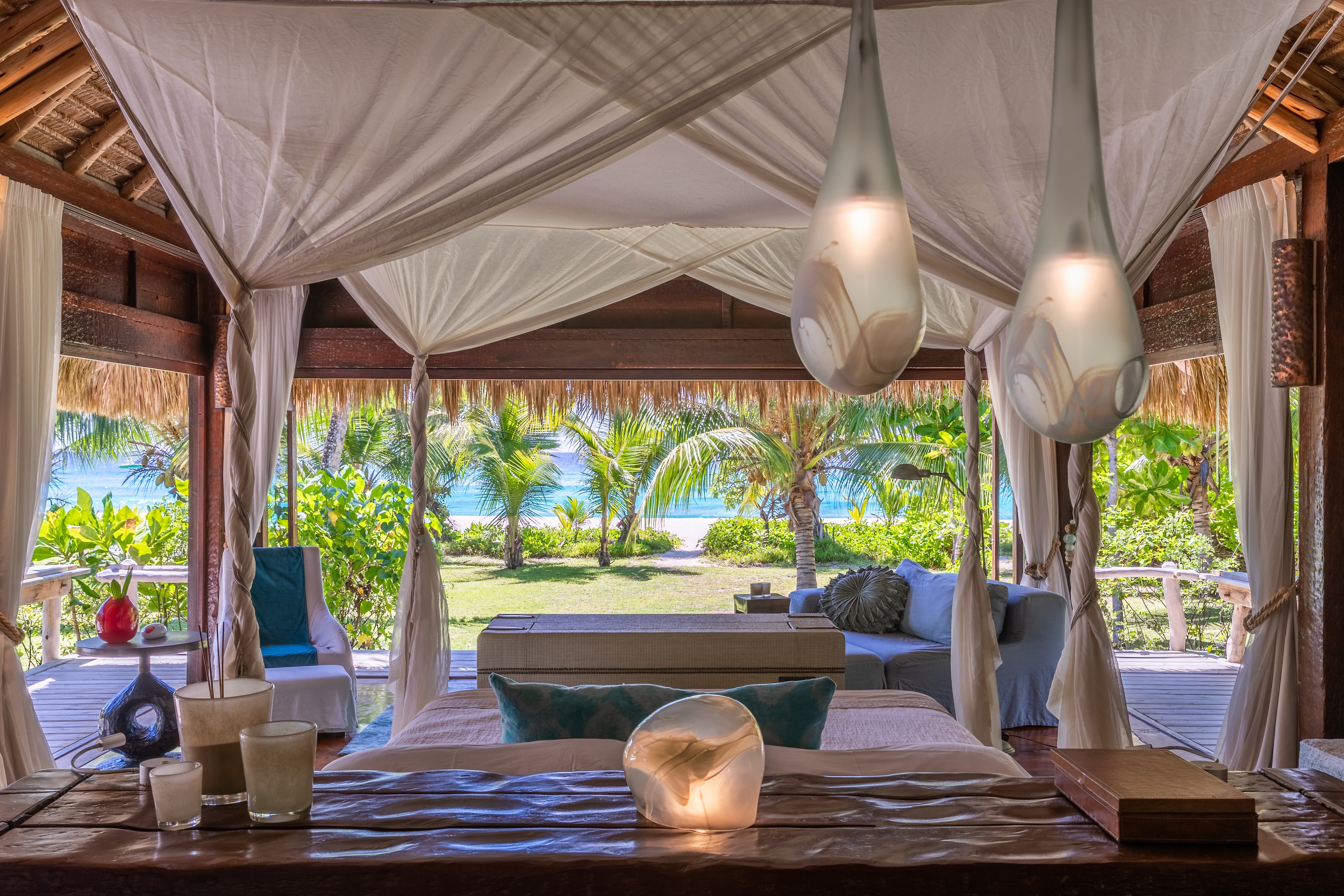 HDHotelSeychellenNorth IslandBeachfront Villa Master Bedroom