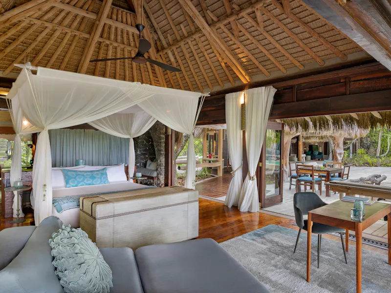 HDHotelSeychellenNorth IslandBeachfront Villa Master Bedroom2