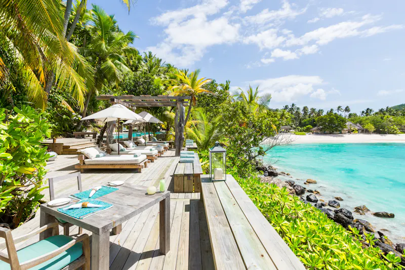 HDHotelSeychellenNorth IslandDestination Dining Main Pool Lunch