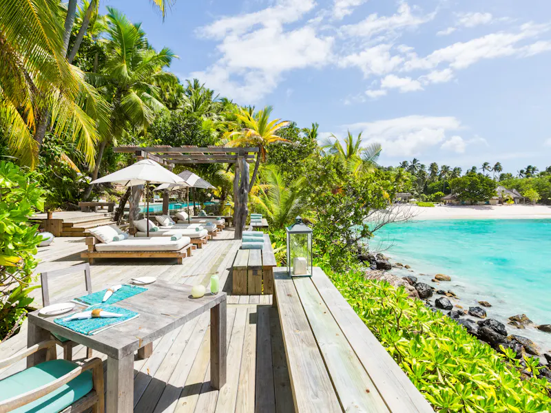 HDHotelSeychellenNorth IslandDestination Dining Main Pool Lunch