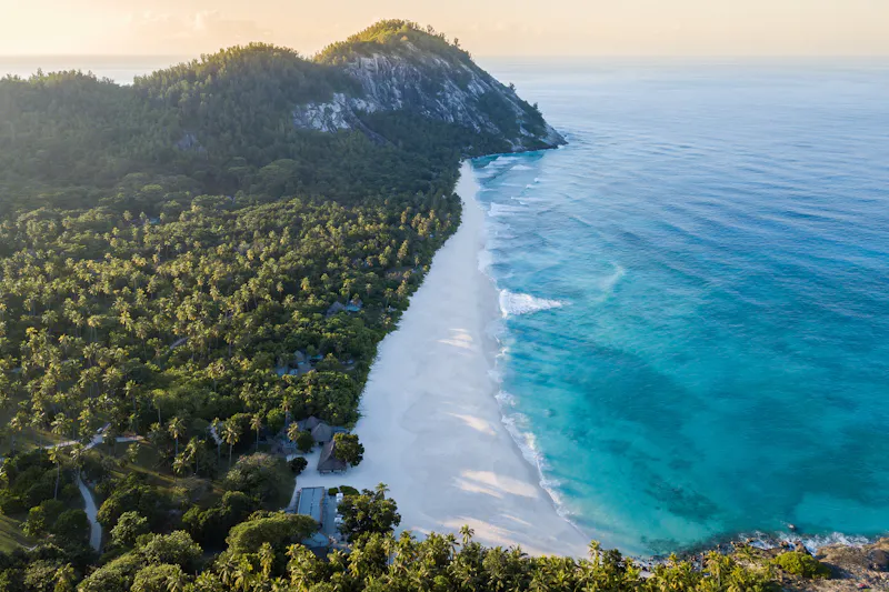 HDHotelSeychellenNorth IslandAerial Main Beach2