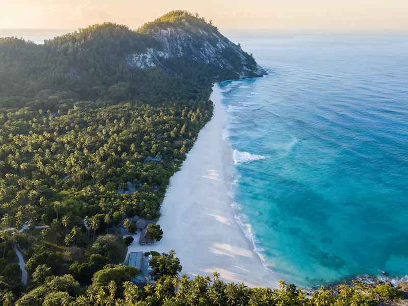 HDHotelSeychellenNorth IslandAerial Main Beach2