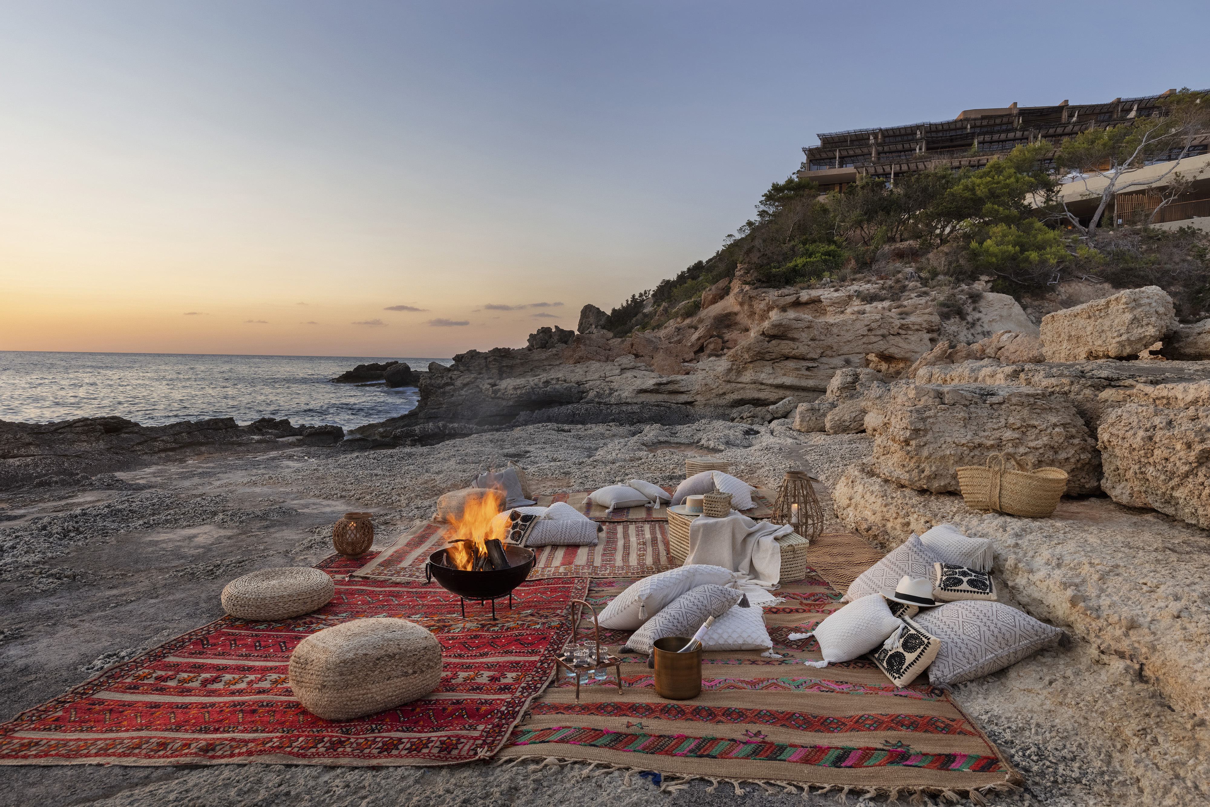 HDHotelSpanienSix Senses IbizaBohemian Picnic at the Rocky Beach