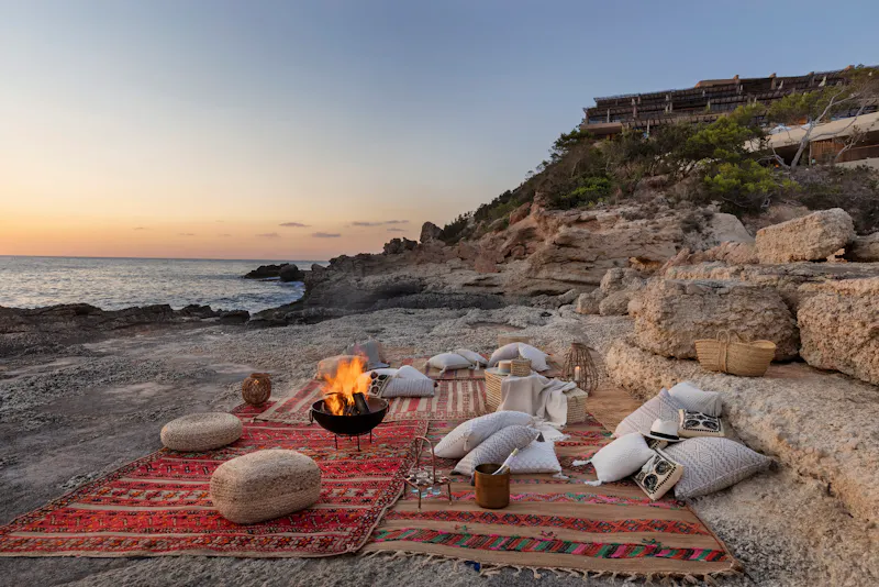 HDHotelSpanienSix Senses IbizaBohemian Picnic at the Rocky Beach