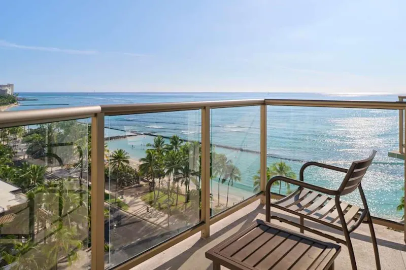 HotelHawaiiHonoluluWaikiki Circle Hotel by CastleZimmer mit Balkon