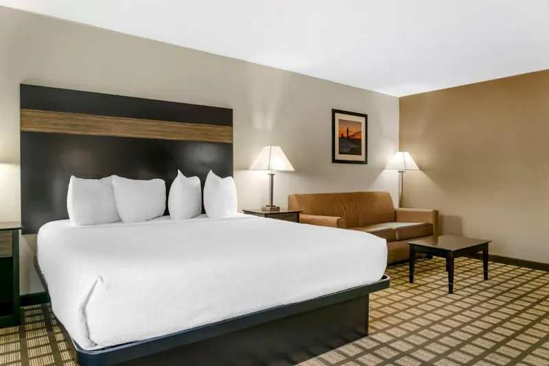 Zimmer mit Kingsize-Bett