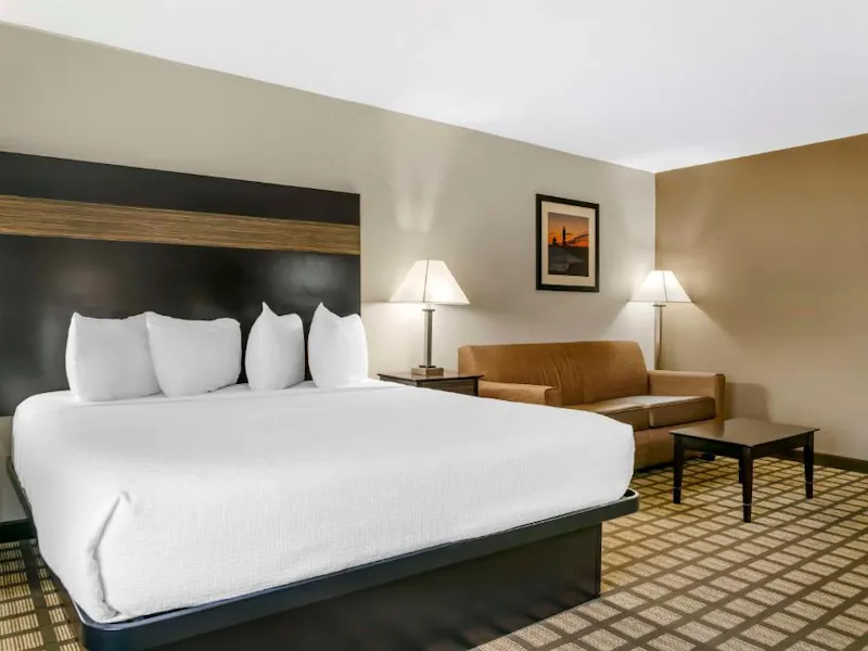 Zimmer mit Kingsize-Bett