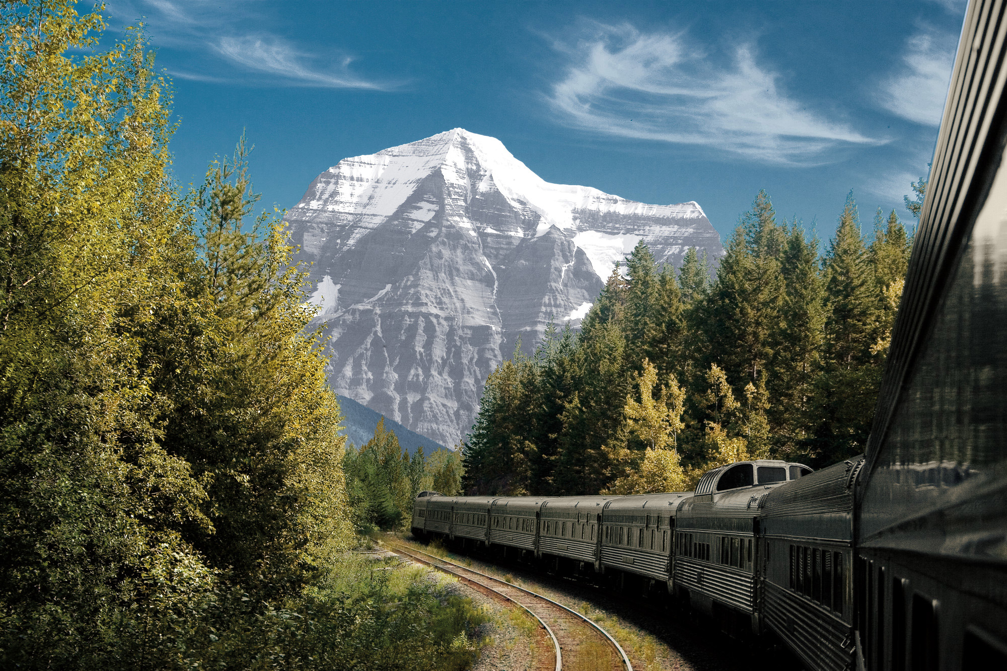 HDViaRailCanadian Zug durch Landschaft