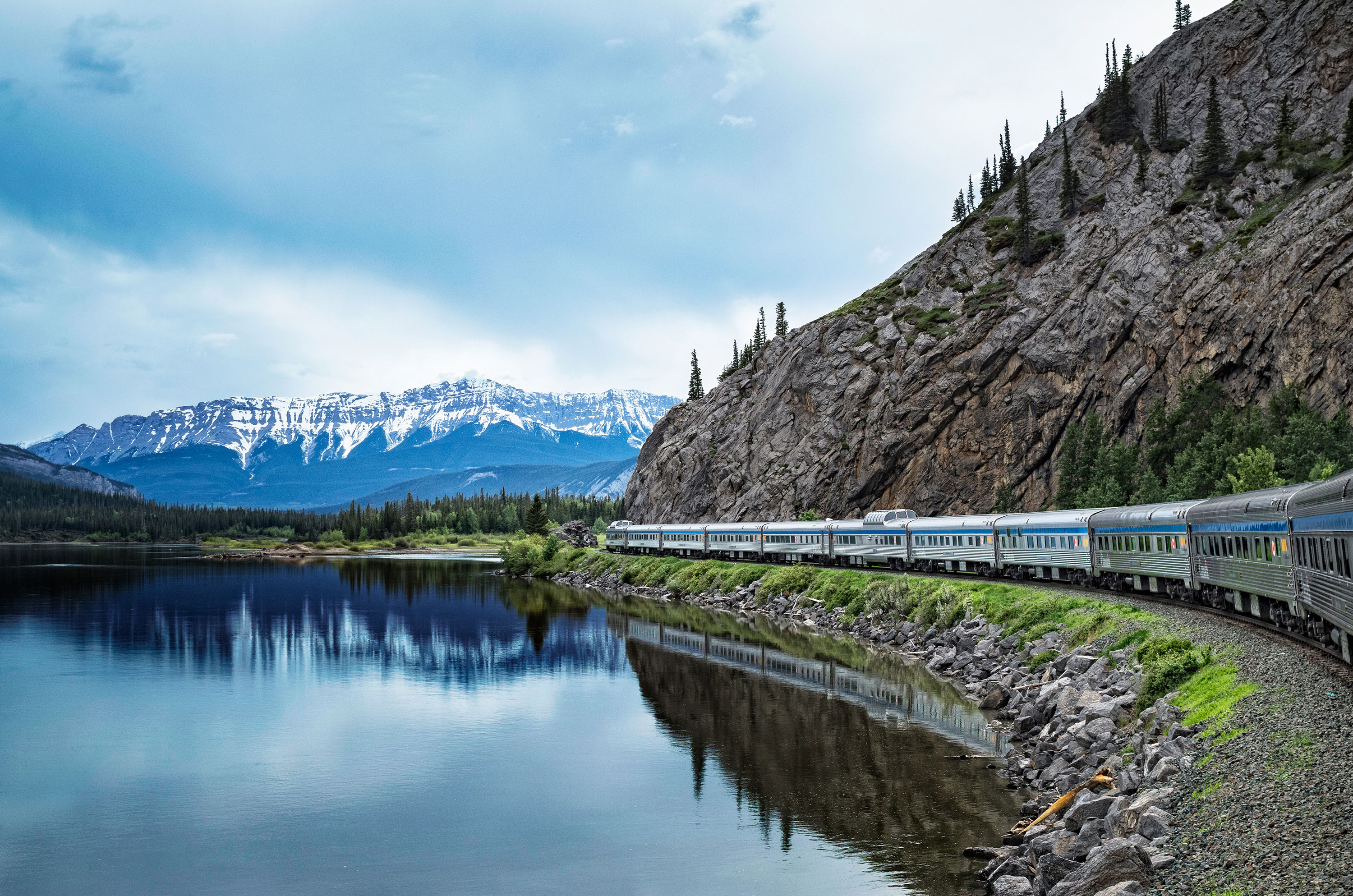 HDViaRailCanadian Zug durch Landschaft2