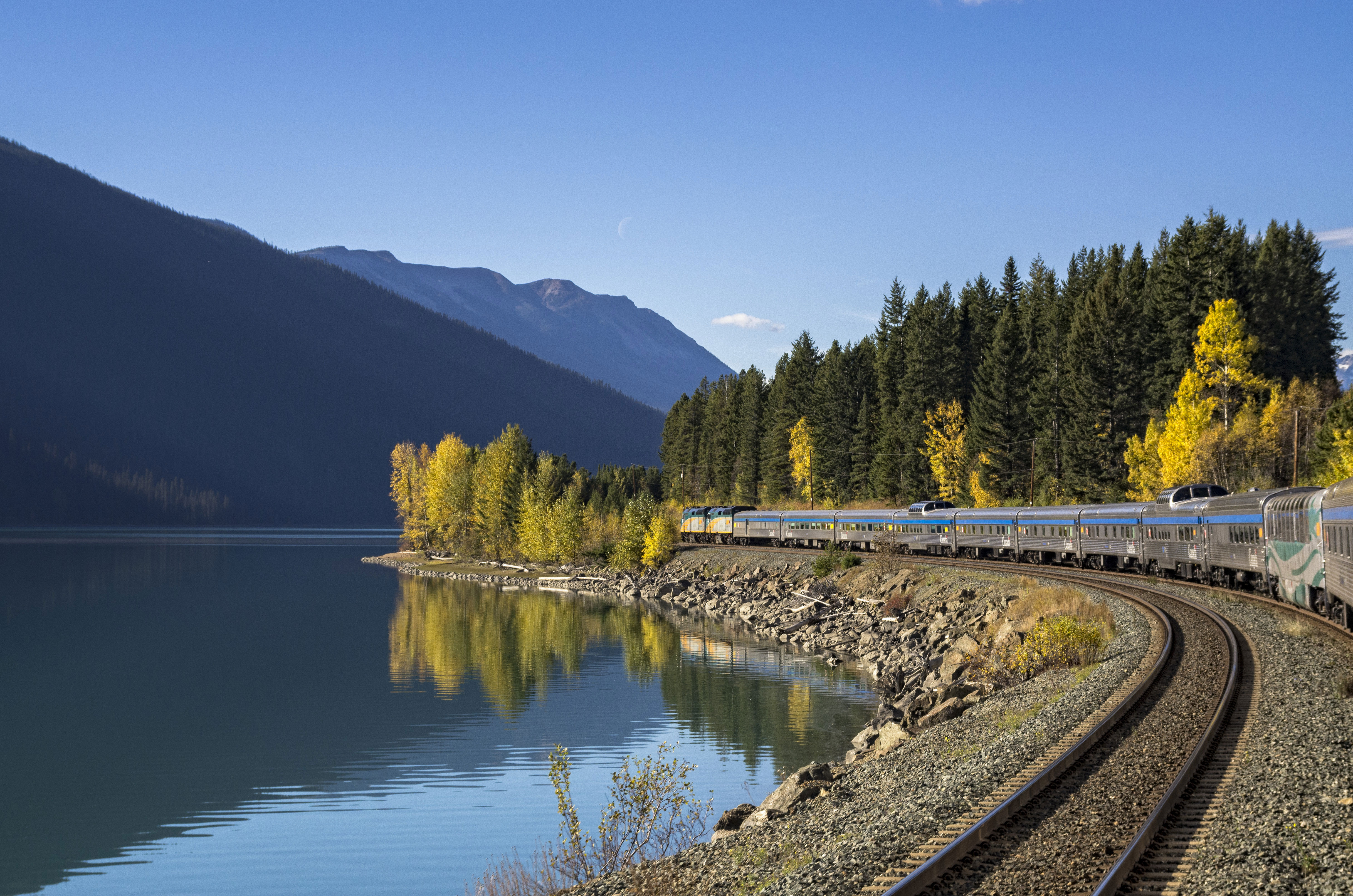 HDViaRailCanadian Zug durch Landschaft3
