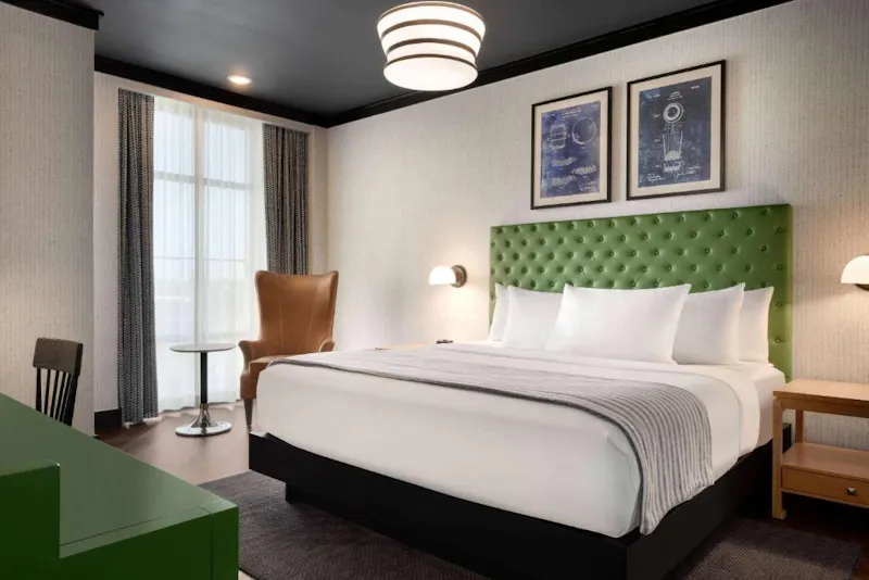 Zimmer mit Kingsize-Bett