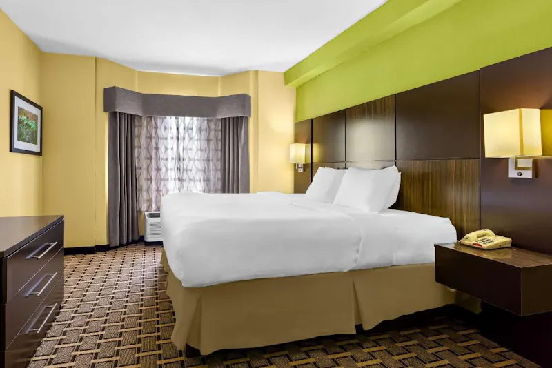 Zimmer mit Kingsize-Bett