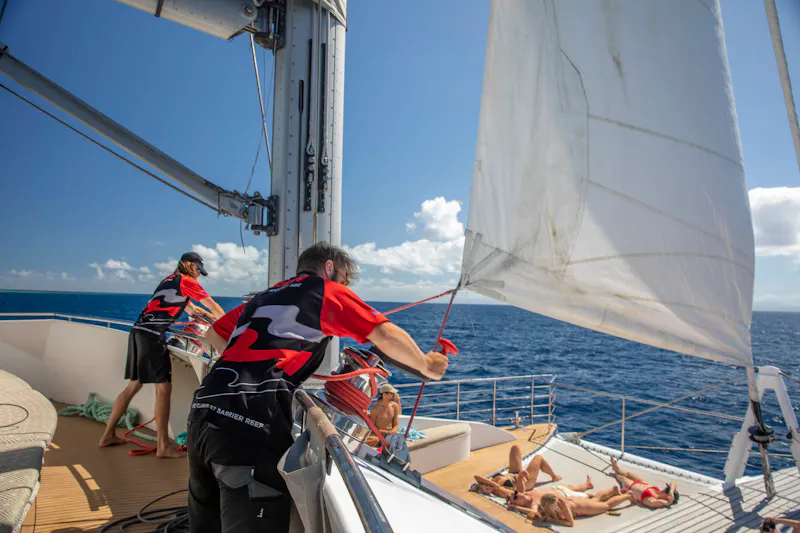 HDAustralienQLDGreat Barrier ReefPassionsCrew preparing the sails POP