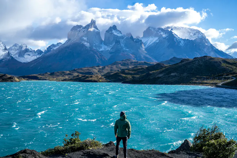 HDChileTorres del PaineWanderer vor See und Berge