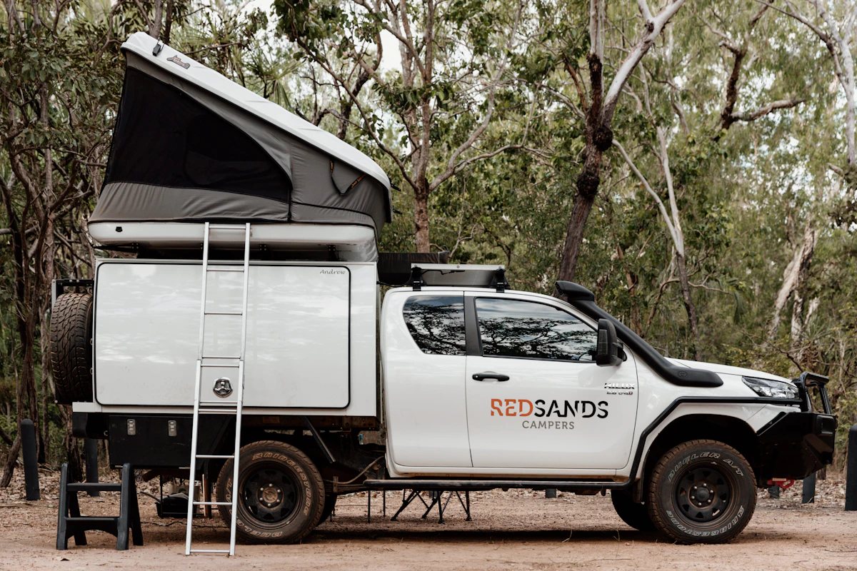 HDFahrzeugeRedSands Camper2 Personen 4WD Rooftop Camper17 River and Her Seit