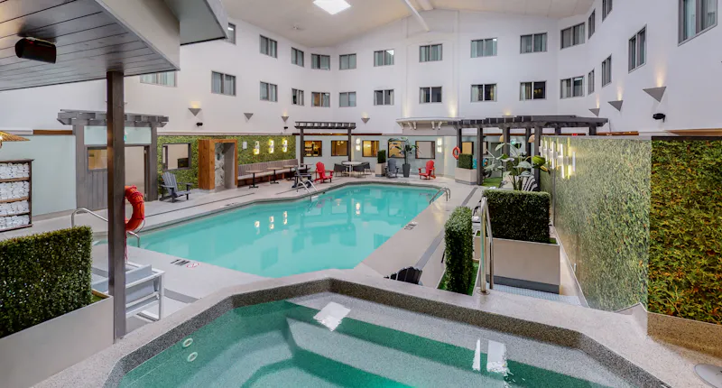 HDHotelQuebecChateau RobervalPool YRTCB 003