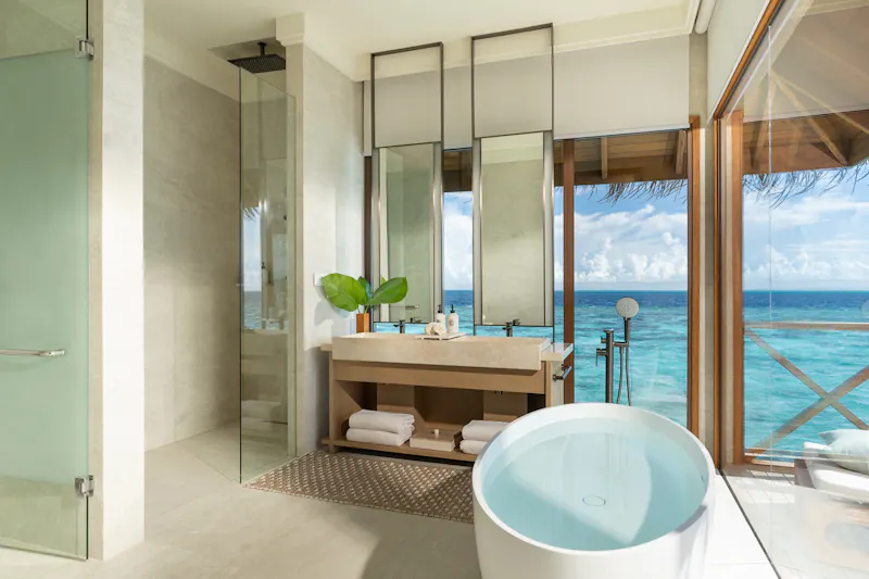 HDHotelMaledivenHuvafen Fushi Ocean Whispers in Luxe Bathroom setting