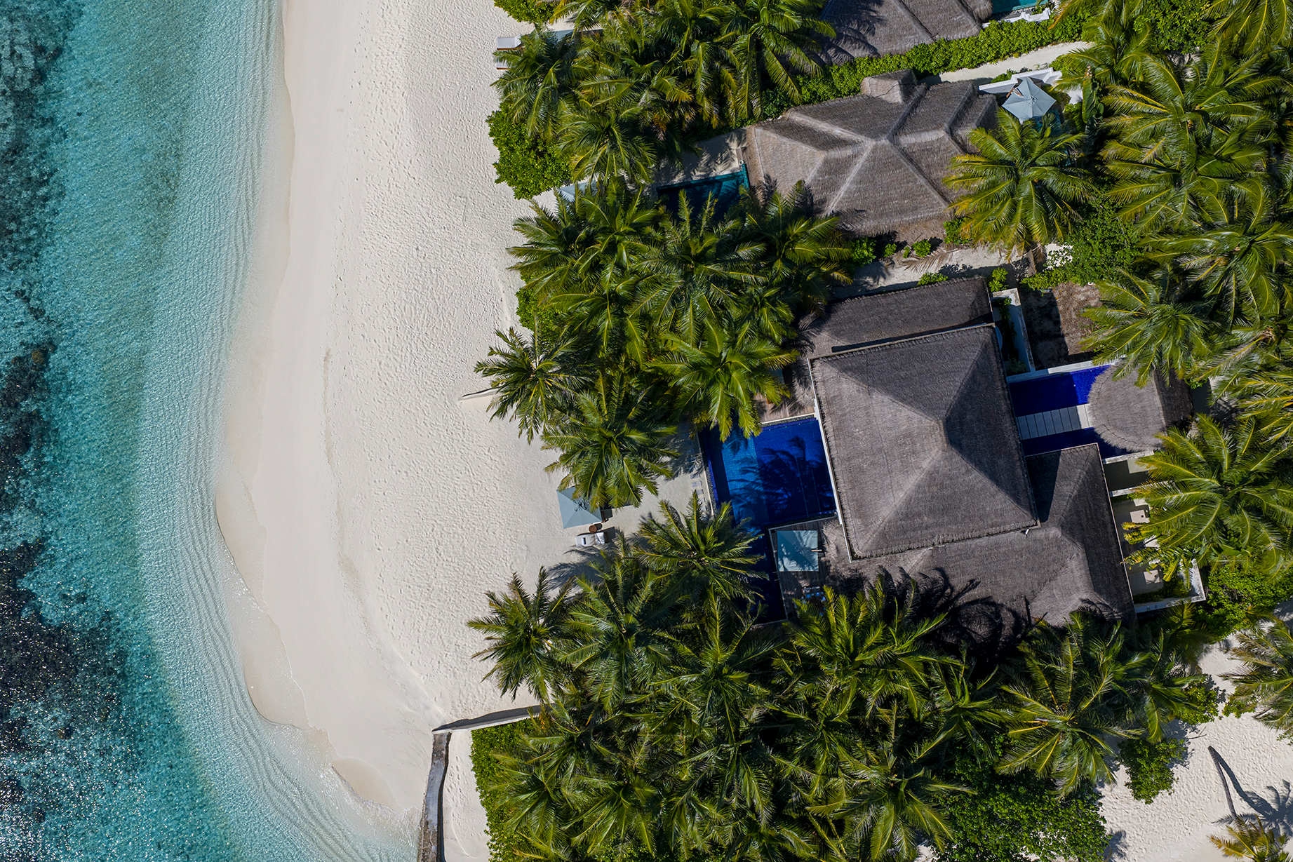 HDHotelMaledivenHuvafen Fushi 3BRBeachPav TopDown Drone