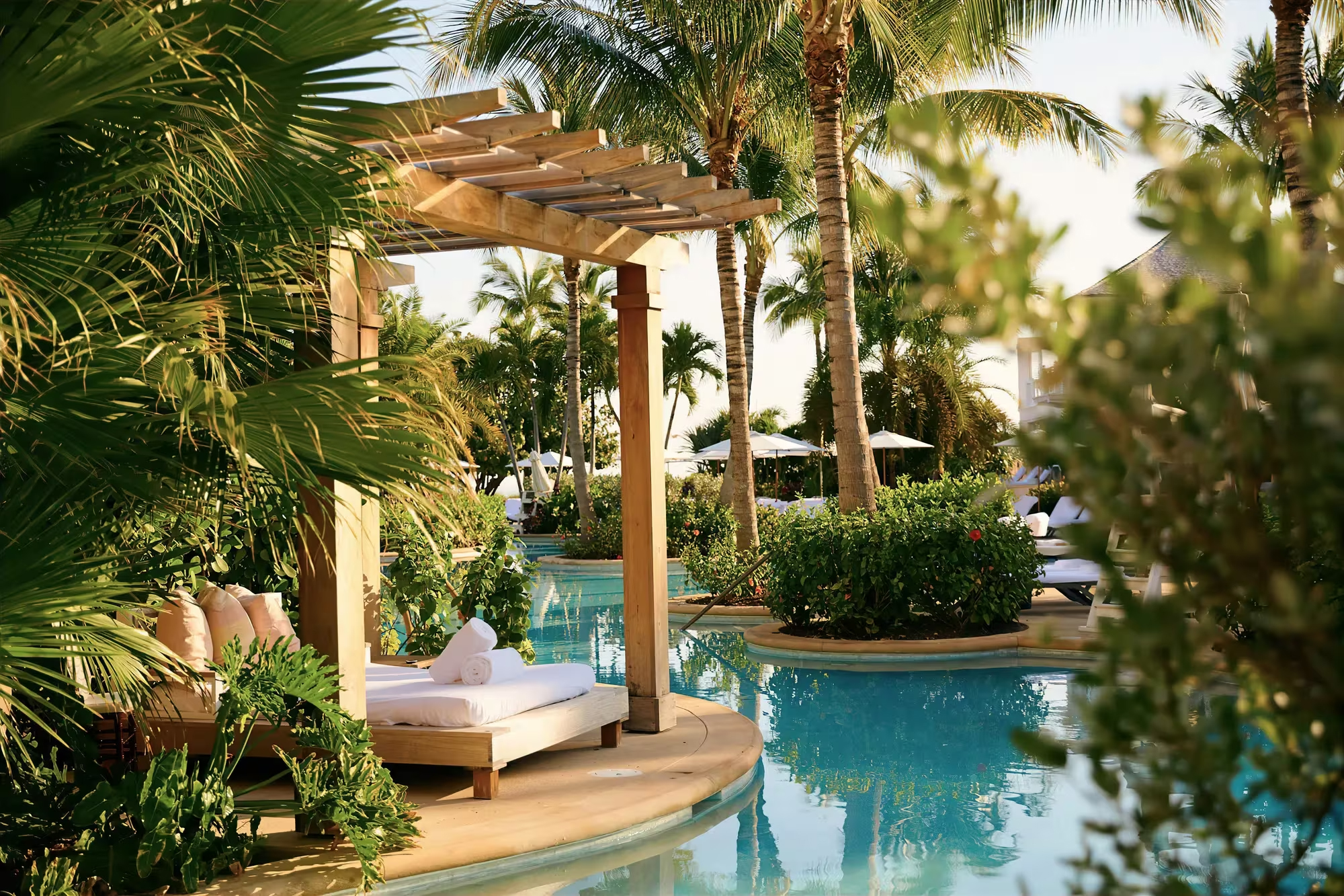 HDHotelBahamasNassauRosewood Baha MarPublicSpaces S M Pools Daybeds 010