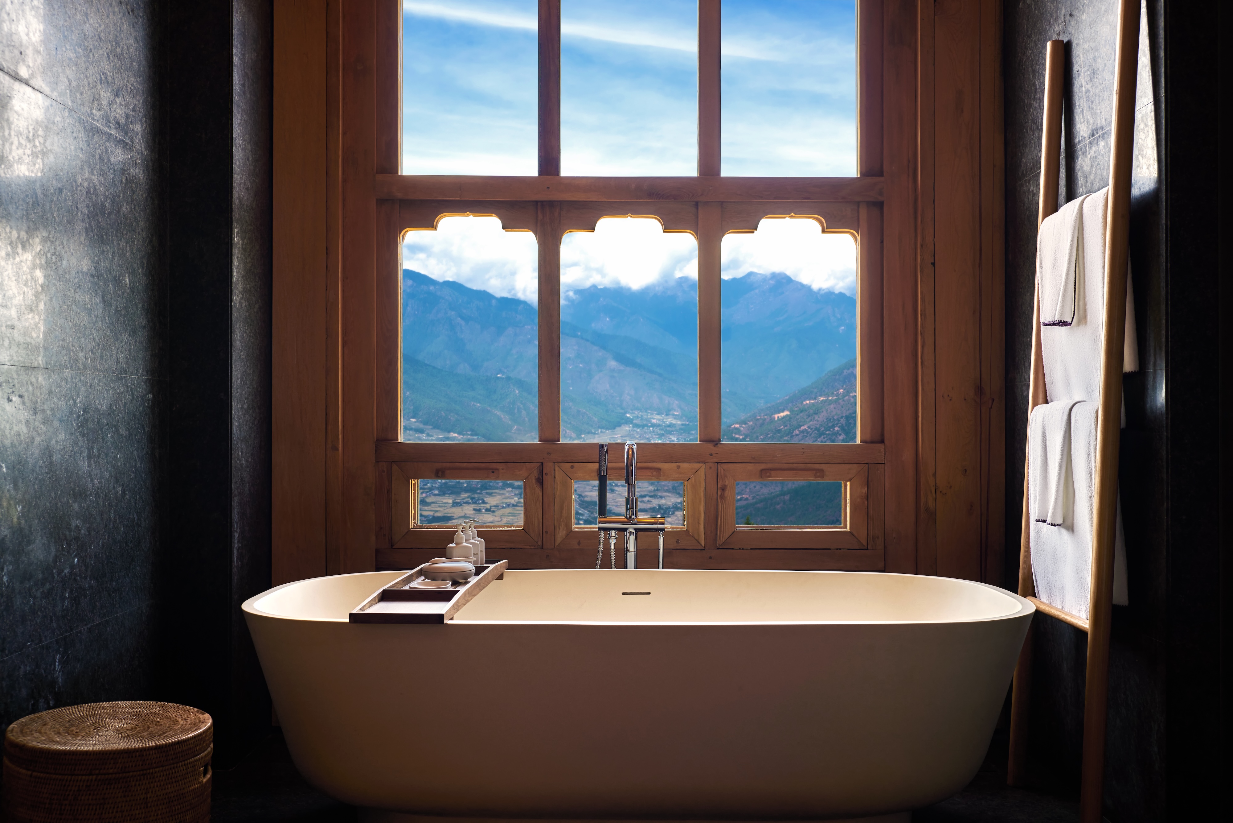 HDHotelBhutanSix Senses ParoUpper Lodge Suite bathtub Paro