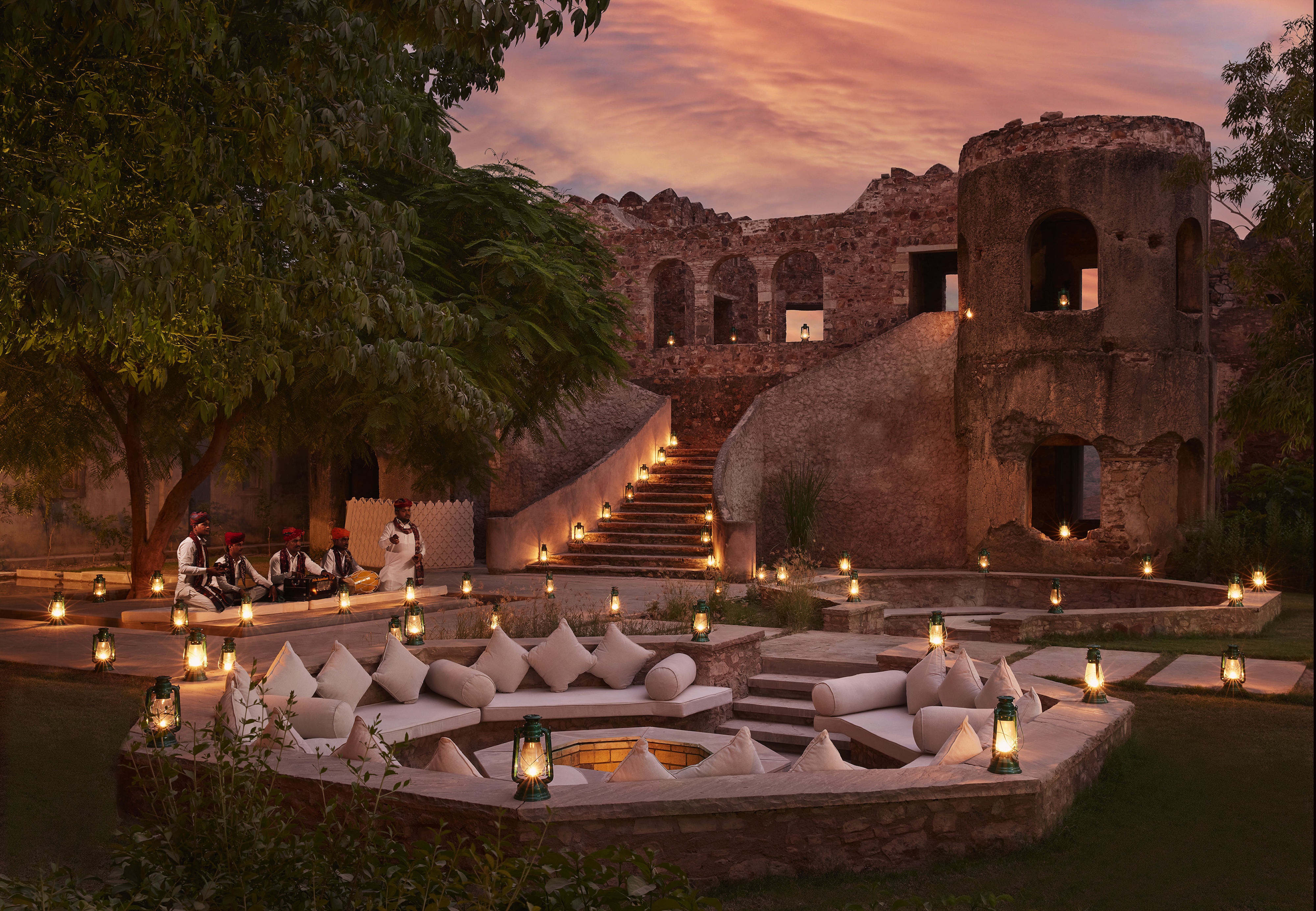 HDHotelIndienSix Senses Fort BarwaraAll Day Dining Courtyard