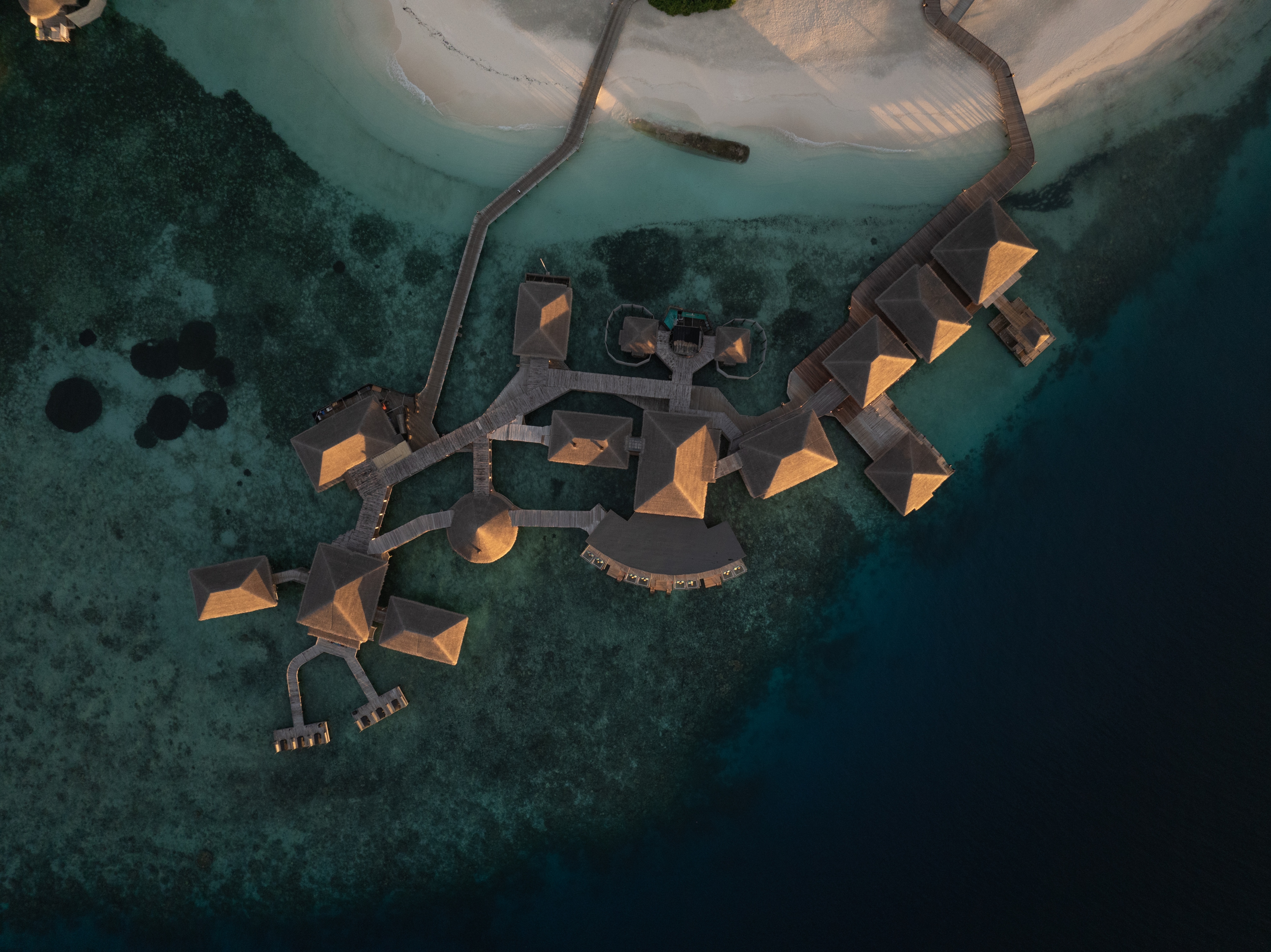 HDHotelMaledivenSix Senses LaamuAerial overwater area