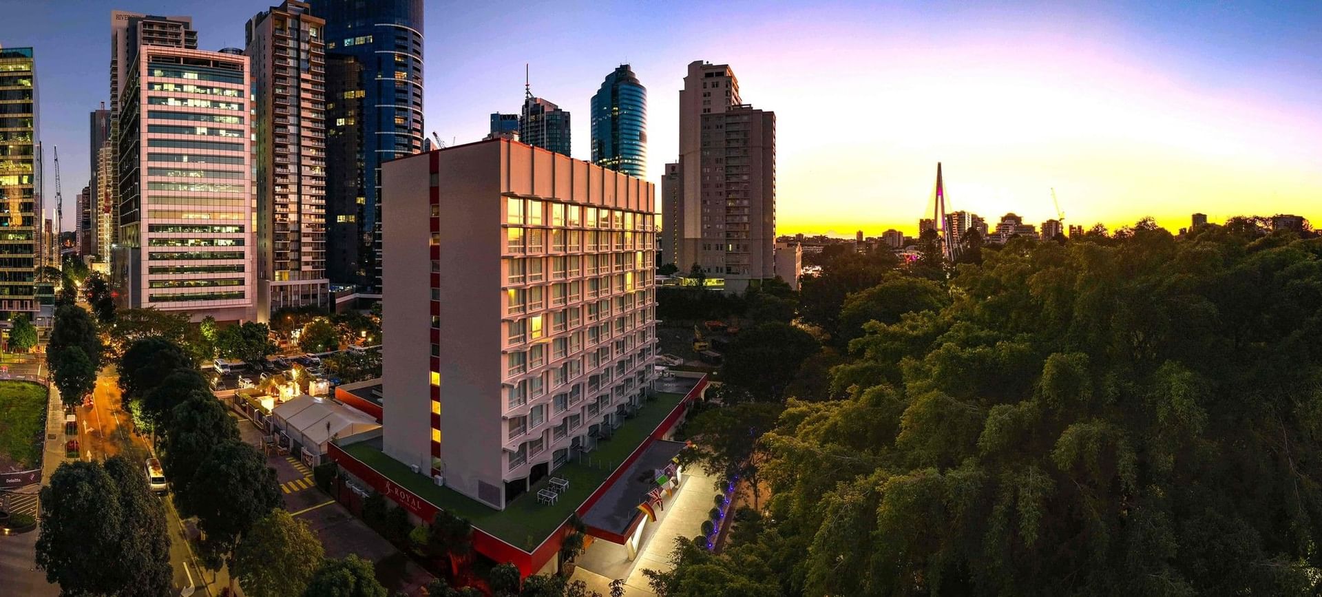 HotelAustralienRoyal on the ParkAussen sunset
