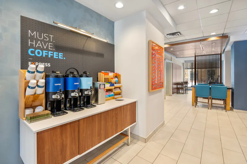 HDHotelOntarioTorontoHoliday Inn ExpressLobby 24H Coffee