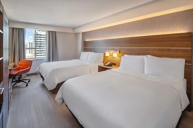HDHotelOntarioTorontoHoliday Inn ExpressTwo Queen Bed 4