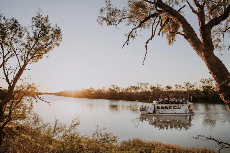 HDAustralienQLDOutbackLongreach DroversSunsetCruise 142540 JackHarlem Firme 