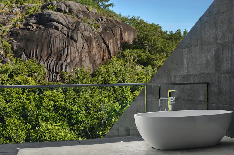 HDHotelSeychellenSix Senses Zil PasyonRes20 Guest Room Balcony Bath