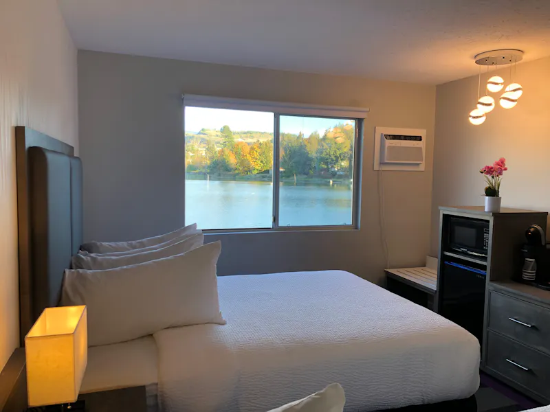 HDHotelBritish ColumbiaSunshine CoastSpot at Porpoise BayZimmerbeispiel 1