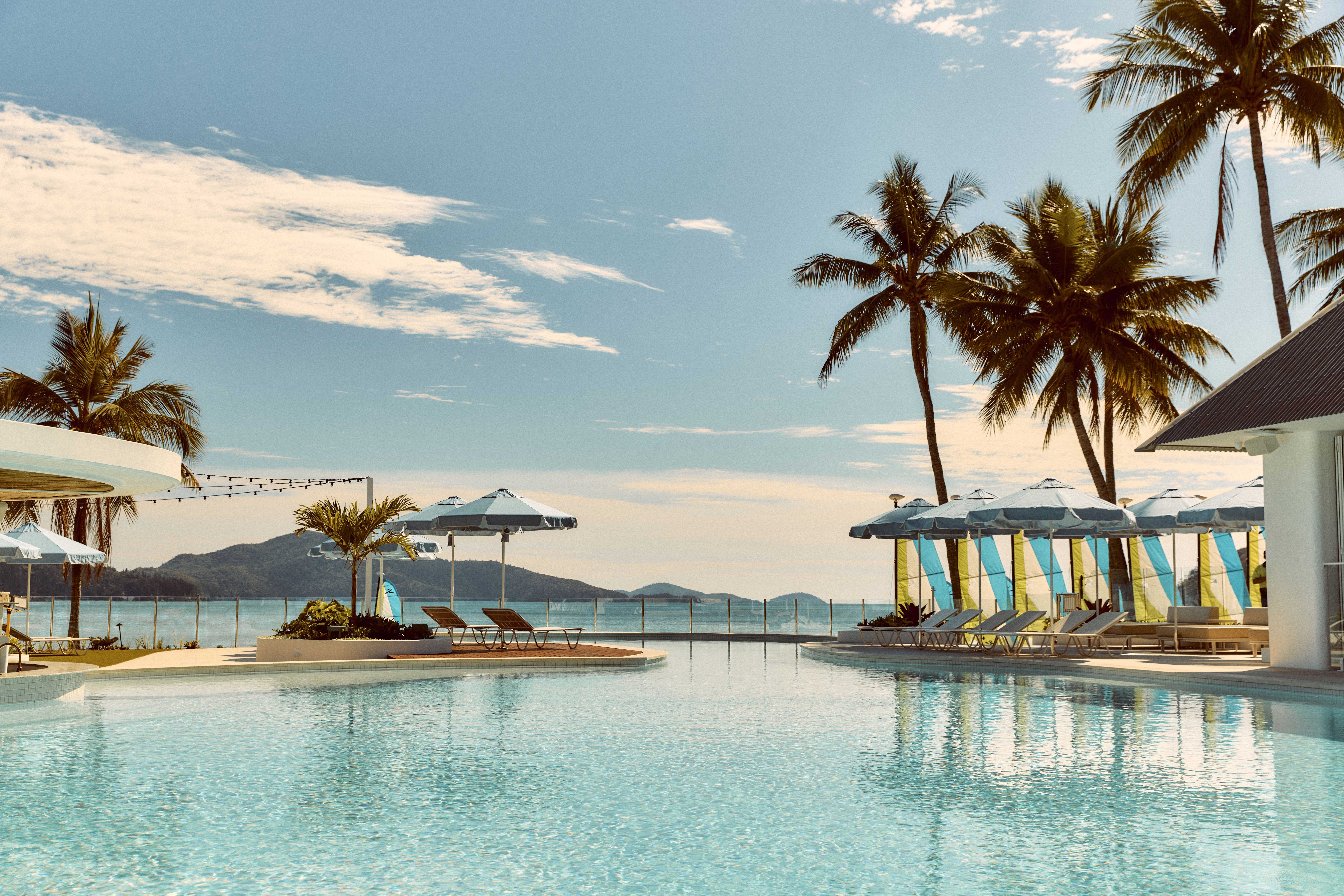 HDHotelAustralienQLDHamilton IslandSailsPool 1016739 Stefan Wellsmore