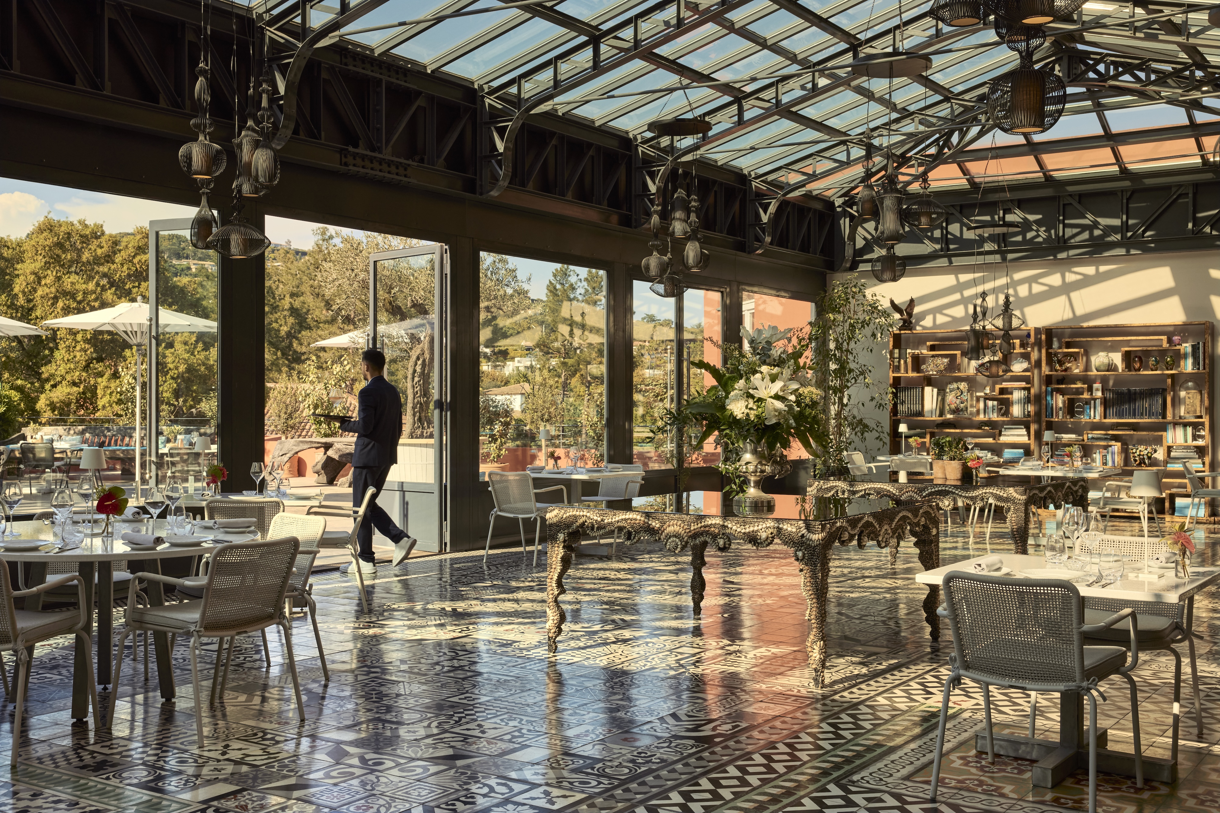 HDHotelFrankreichCOMO Le BeauvallonWinter Garden with staff