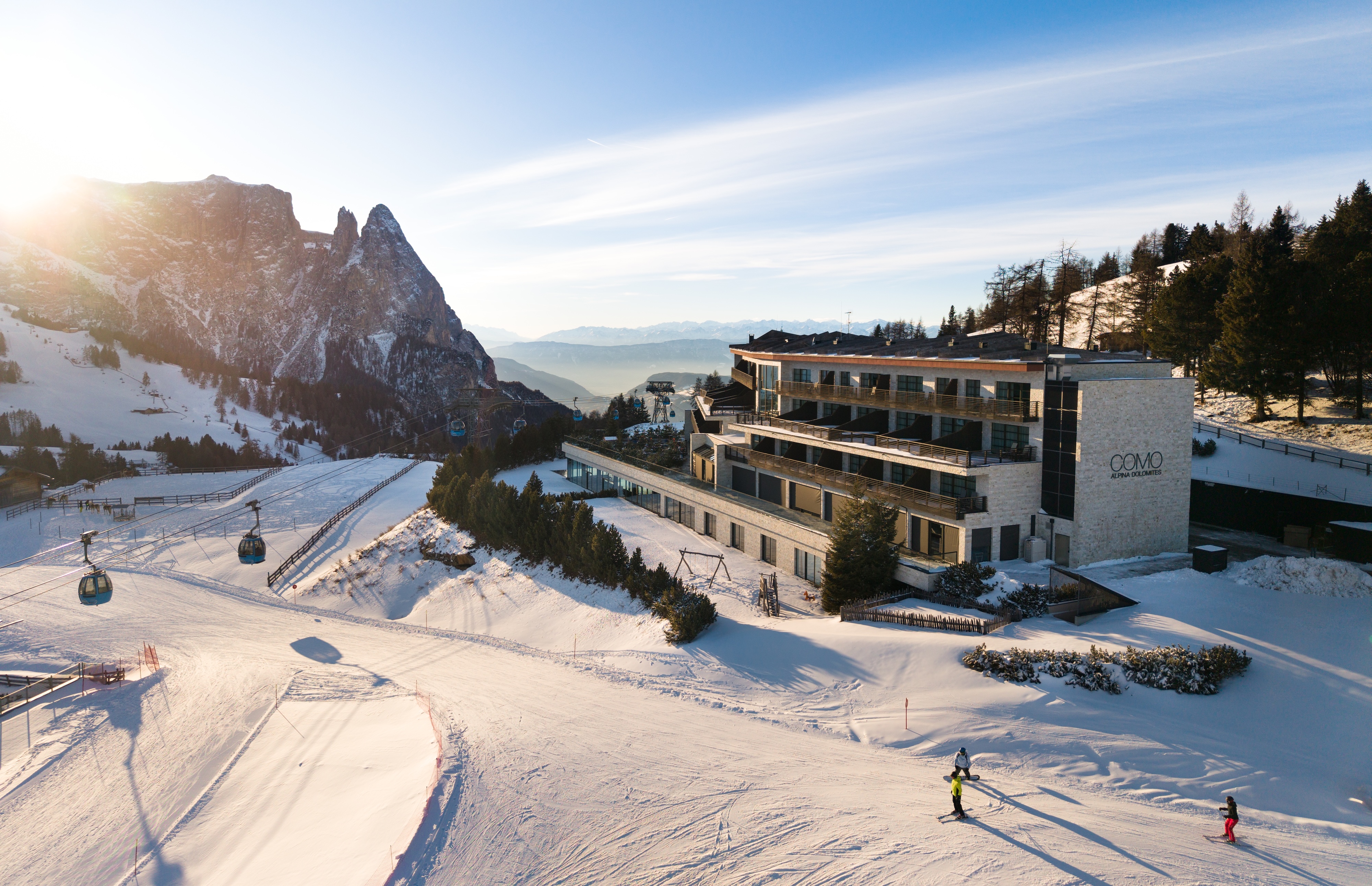 HDHotelItalienCOMO Alpina DolomitesExterior HotelViewSnowyWeather