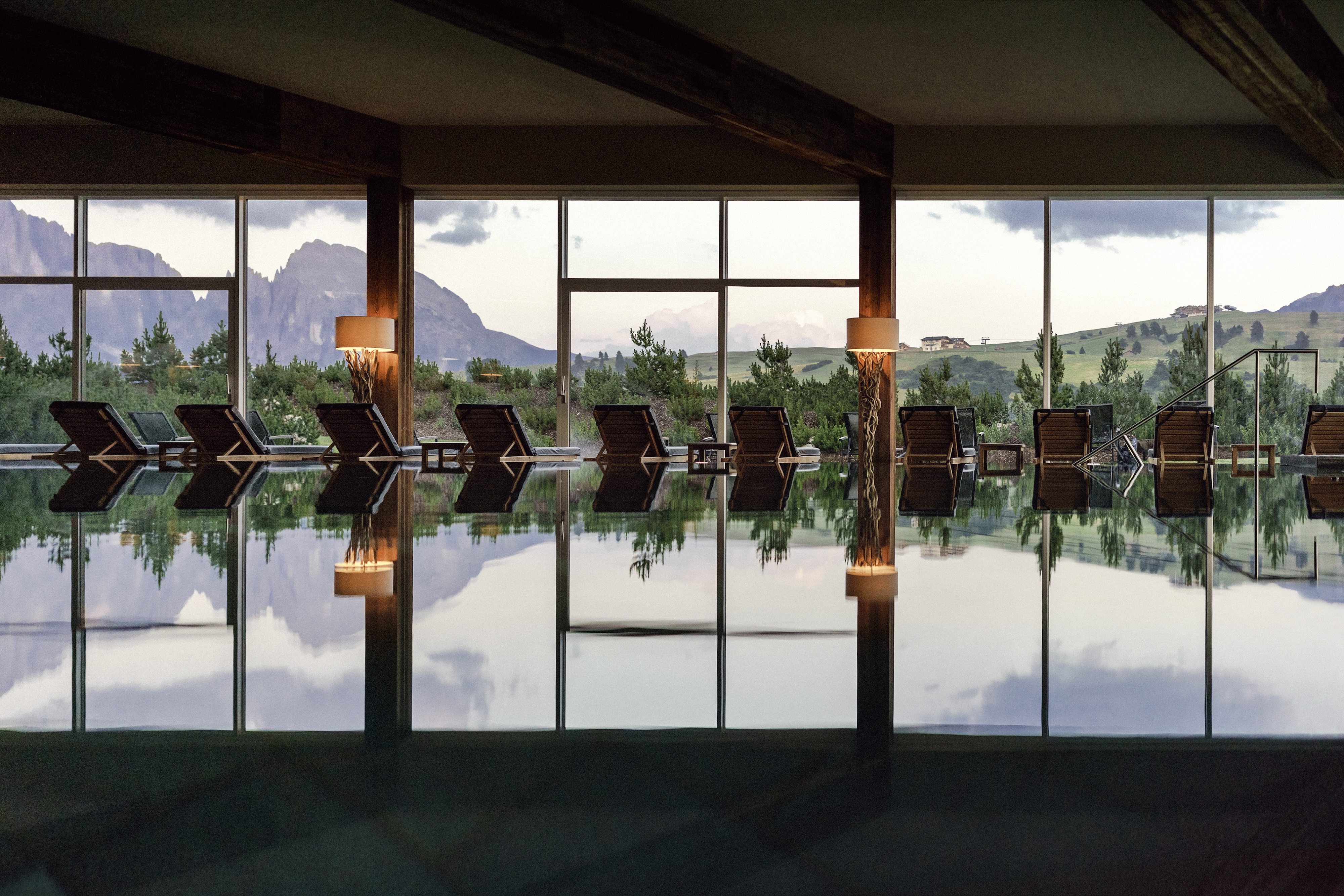 HDHotelItalienCOMO Alpina DolomitesInterior pool with summer view 3