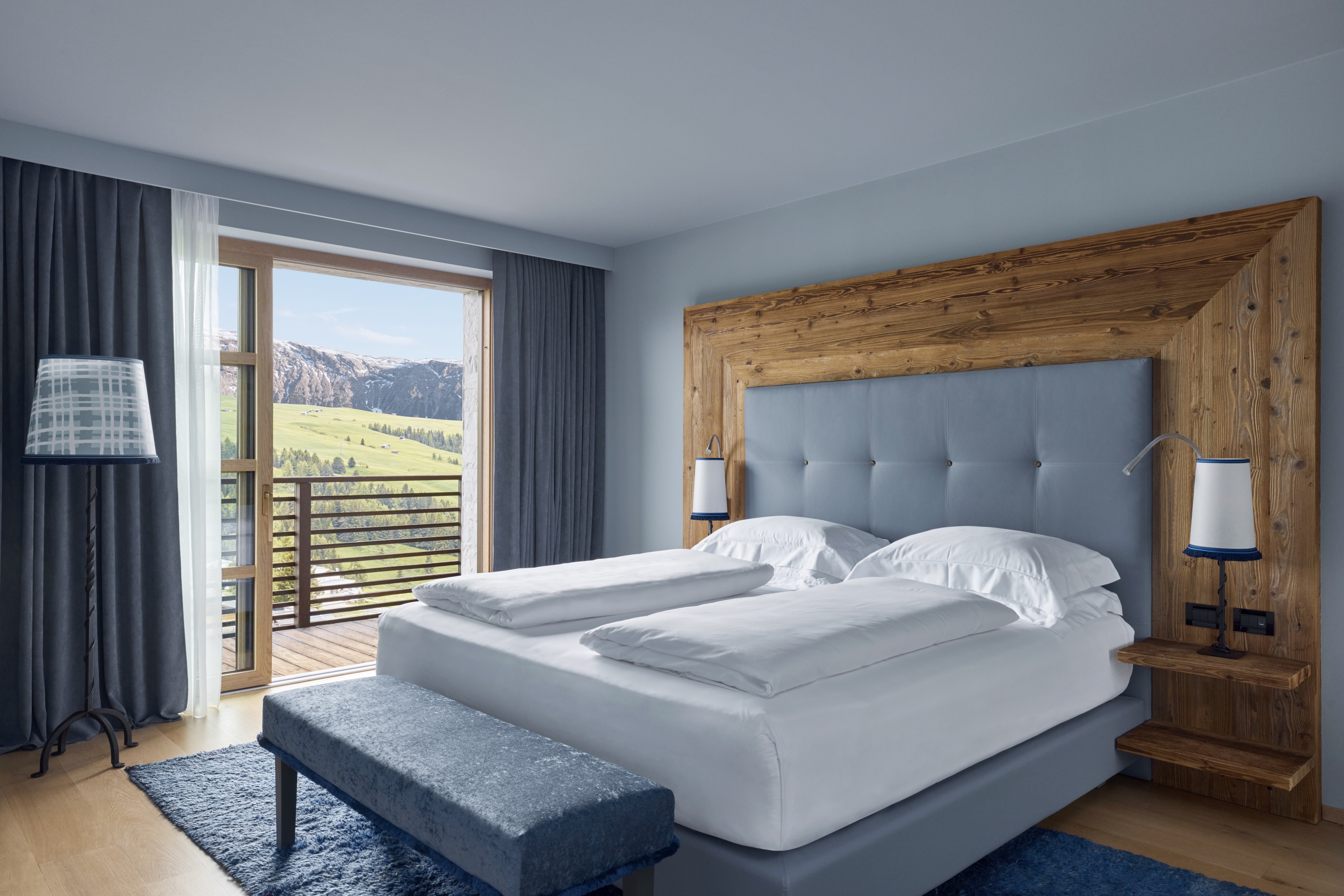 HDHotelItalienCOMO Alpina DolomitesMountainSuite Kingbedwithmountainview