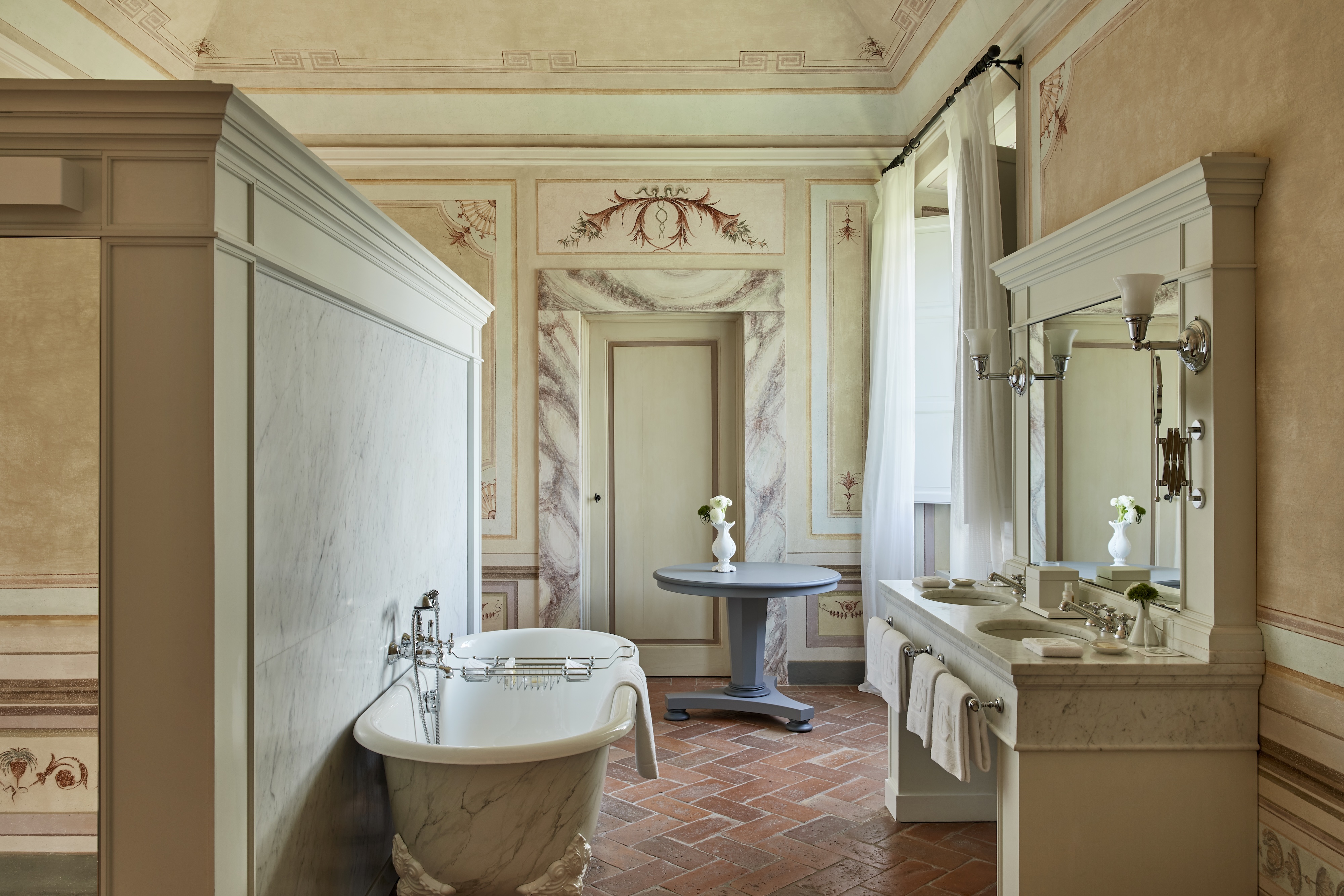 HDHotelItalienCOMO Castello Del NeroBathroom Heritage Suite