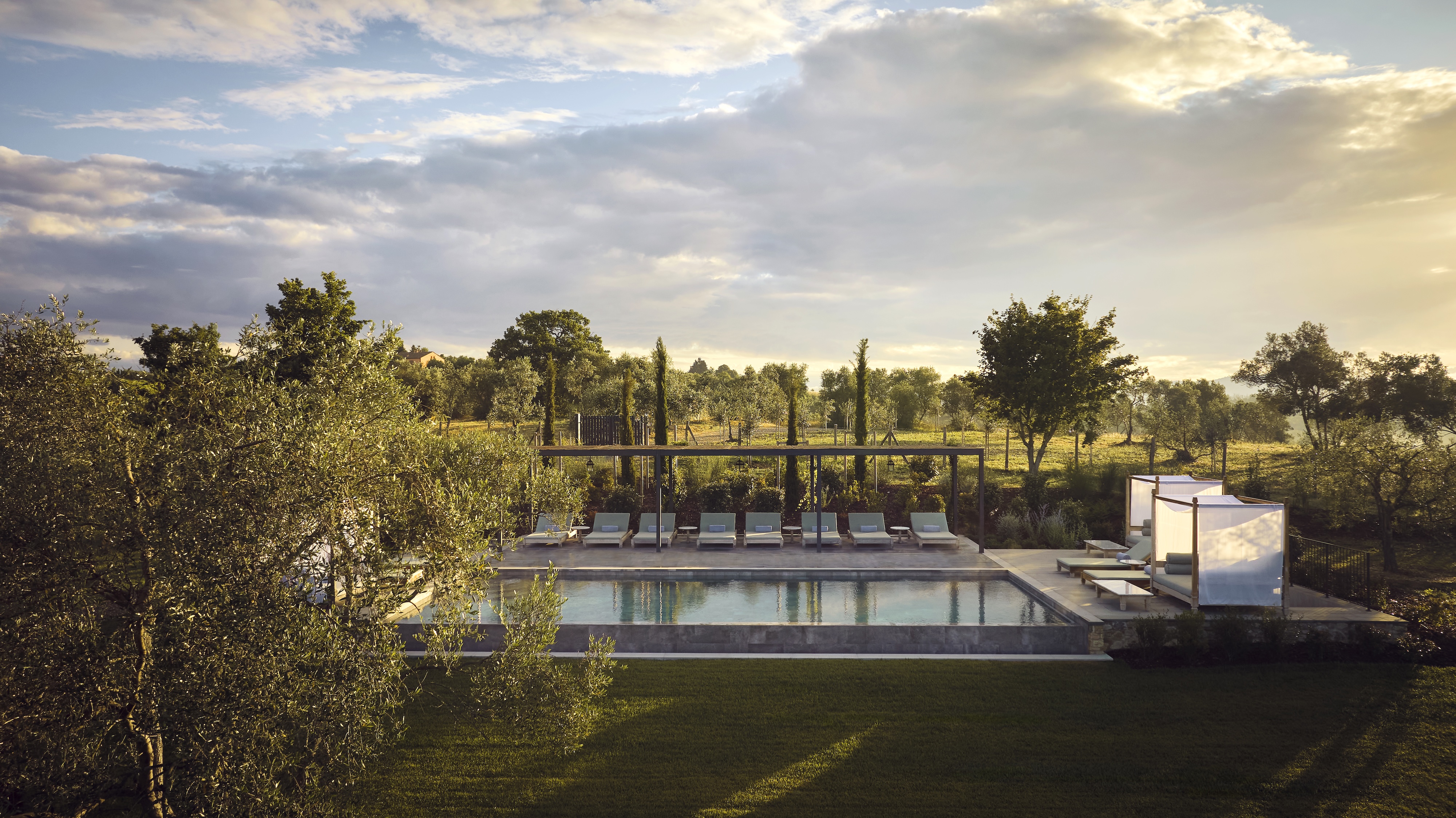 HDHotelItalienCOMO Castello Del NeroInfinity Pool front shot