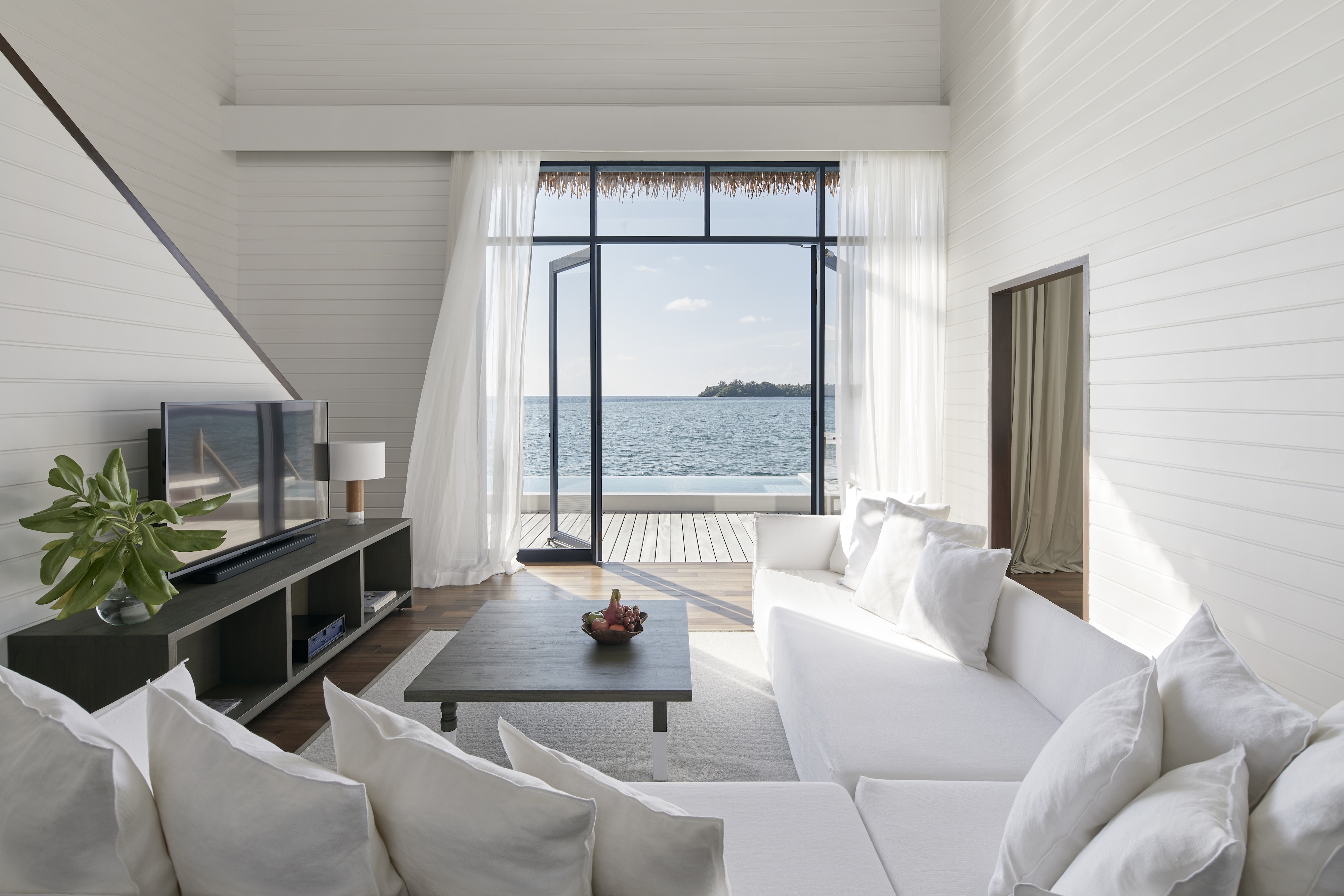 HDHotelMaledivenCOMO Cocoa IslandCocoa Water Villa Living Room view out