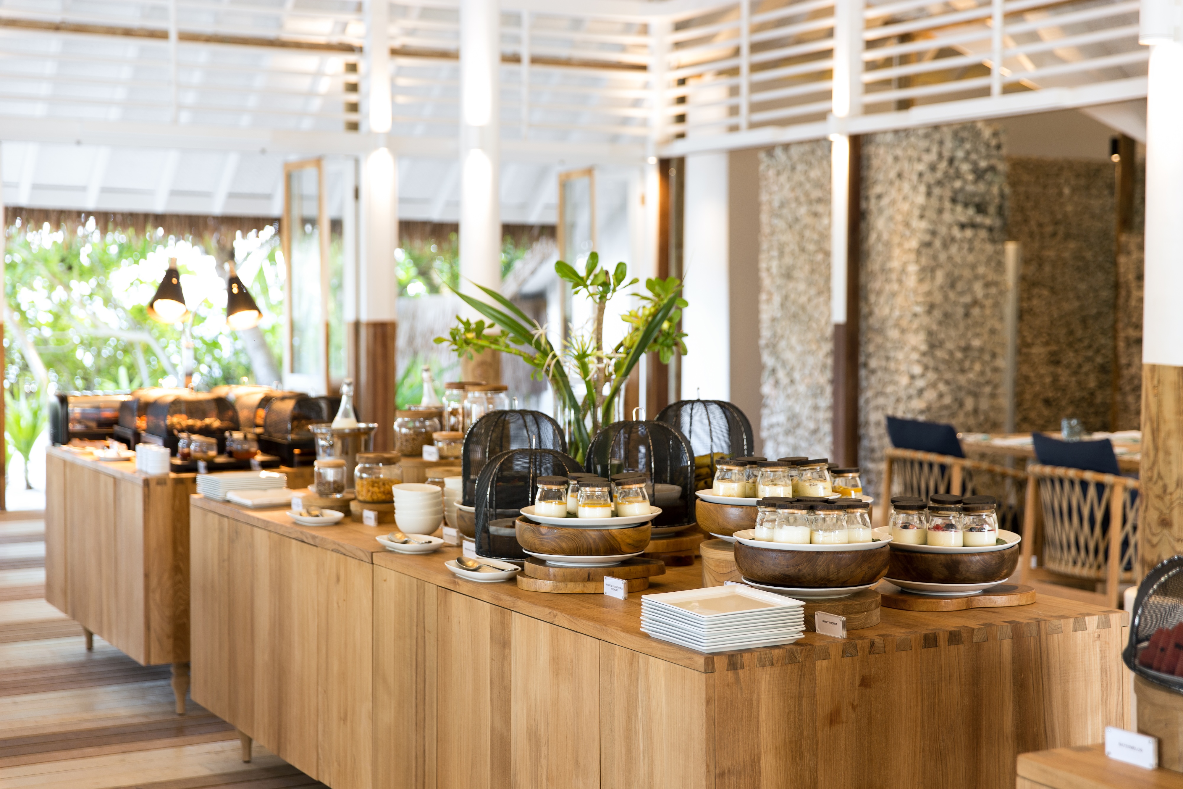 HDHotelMaledivenCOMO Cocoa IslandUfaa Restaurant Breakfast setup 1