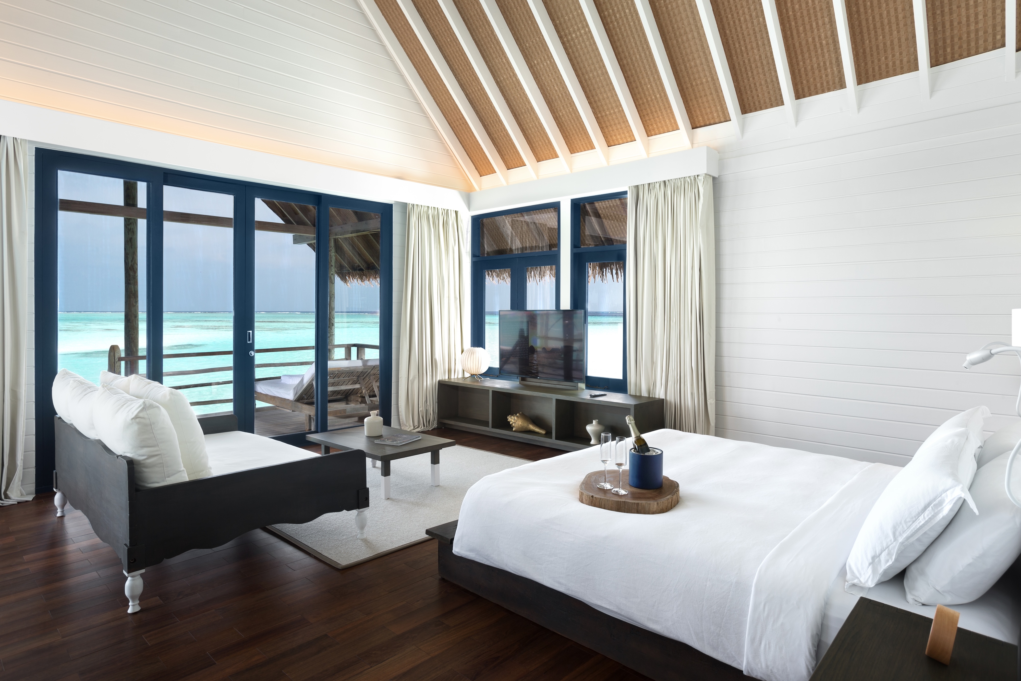 HDHotelMaledivenCOMO Cocoa IslandWater Villa Bedroom Queen size bed