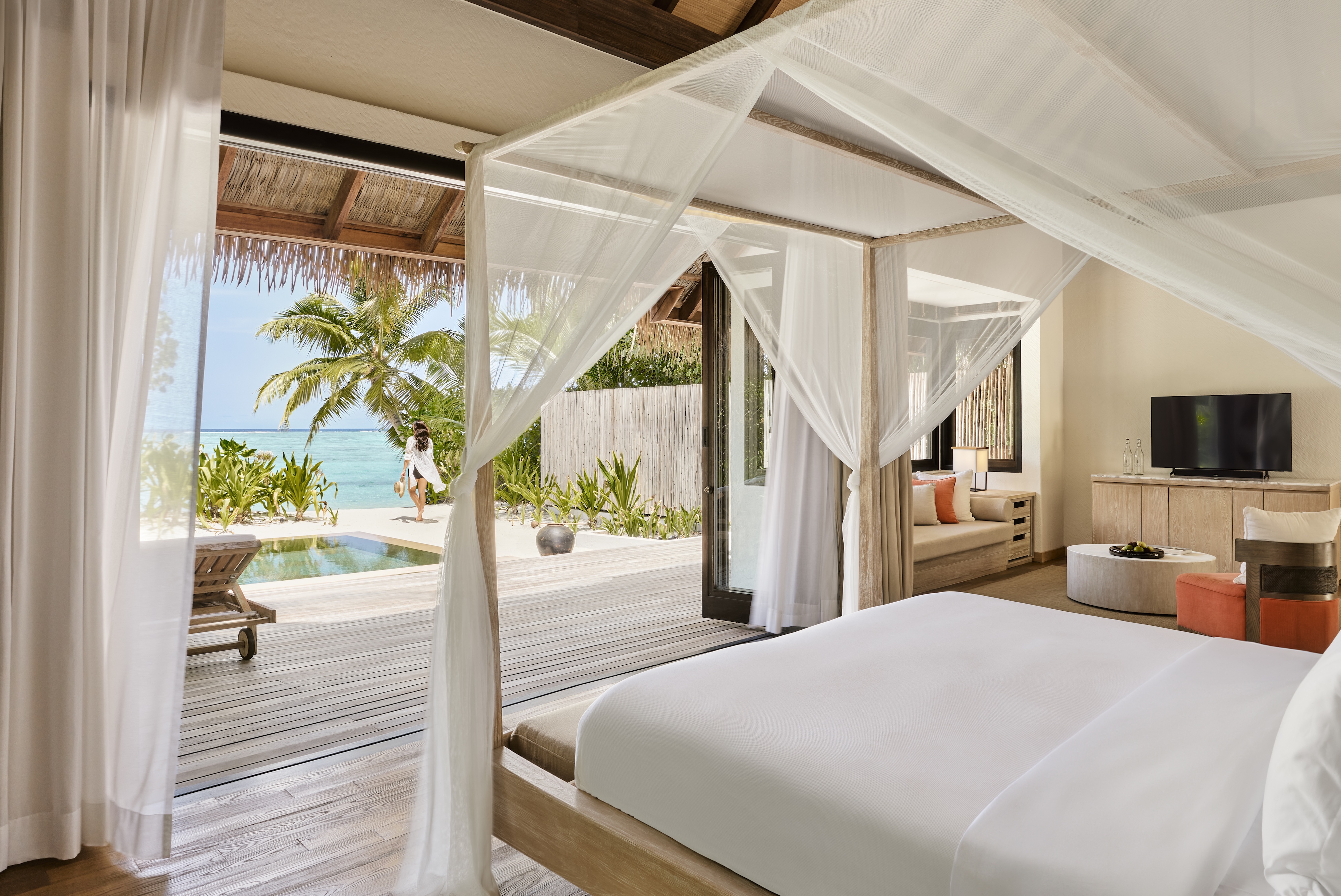 HDHotelMaledivenCOMO MaalifushiBeach Suite Bedroom