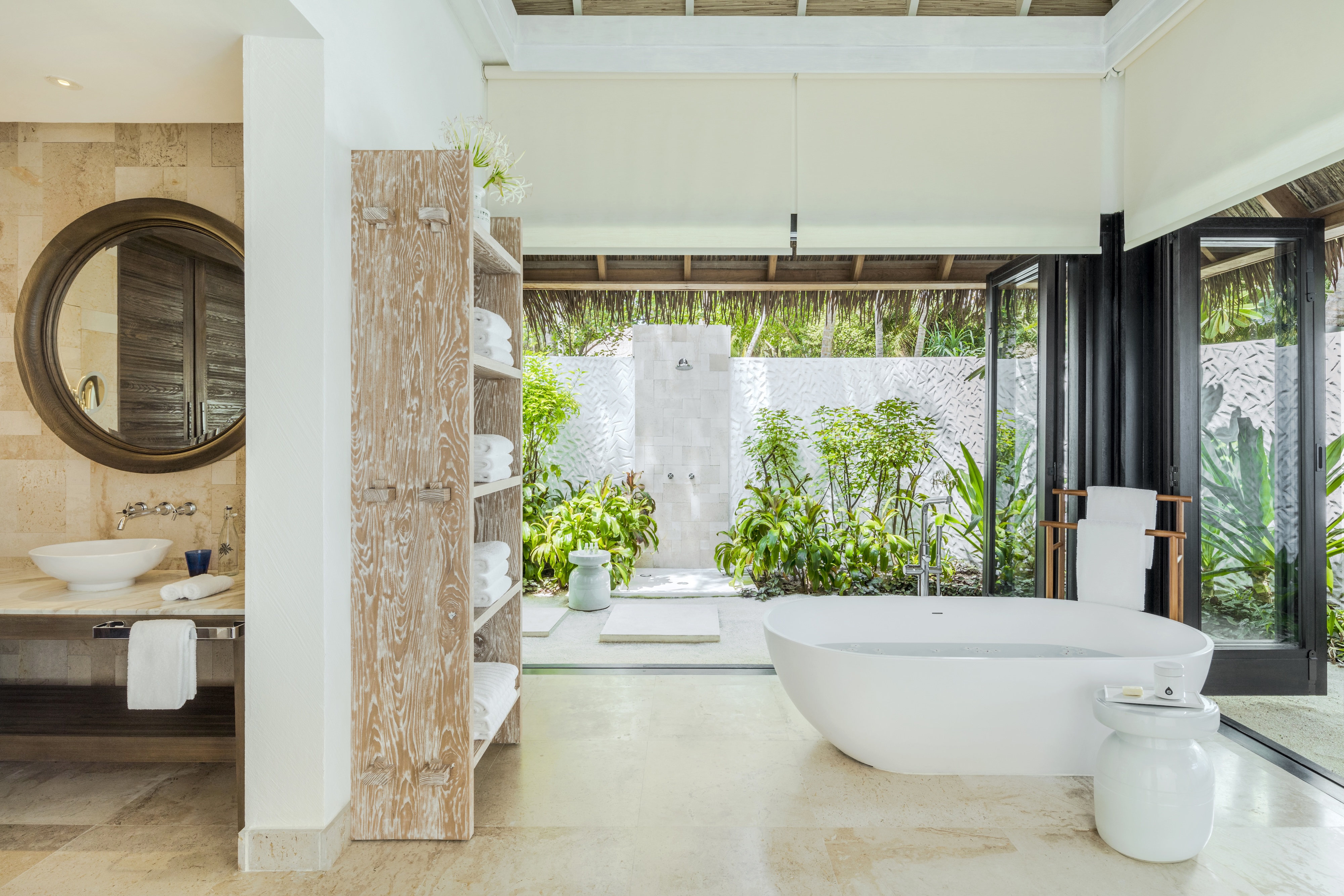 HDHotelMaledivenCOMO MaalifushiBeach Villa Bathroom