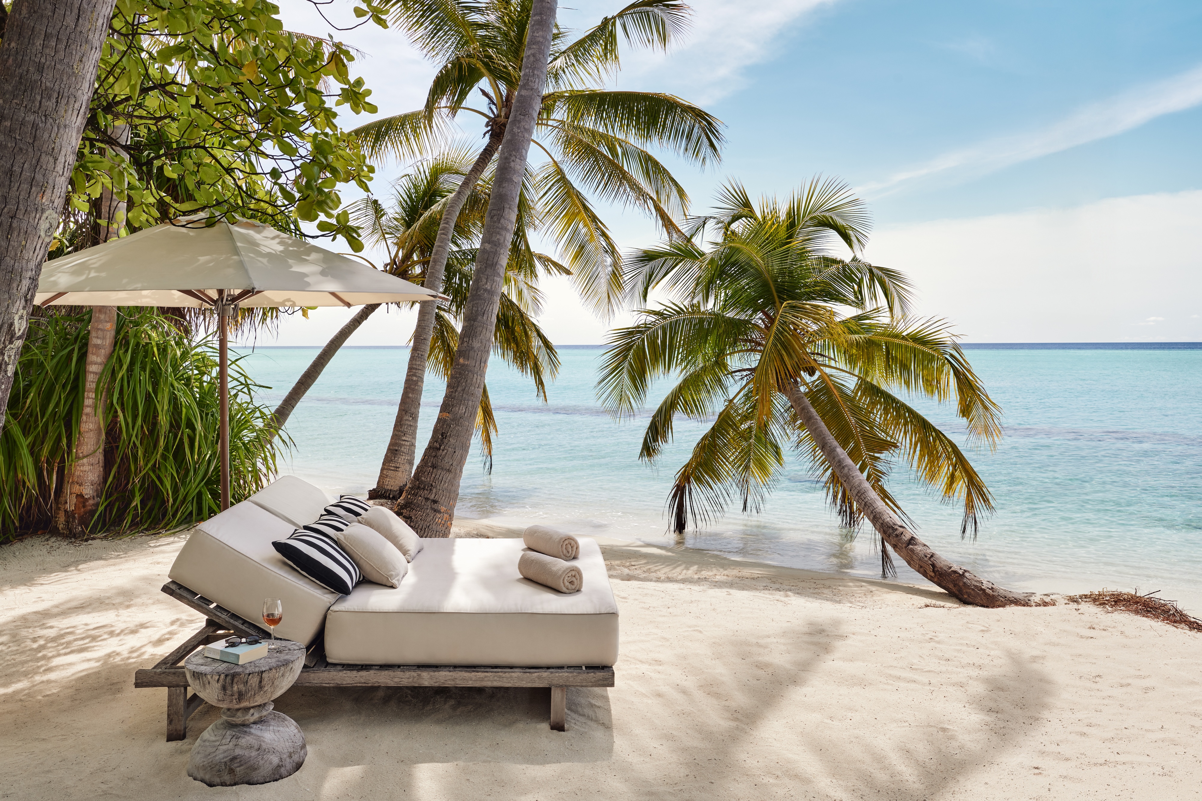 HDHotelMaledivenCOMO MaalifushiLavadhoo Picnic Sunbed Set up