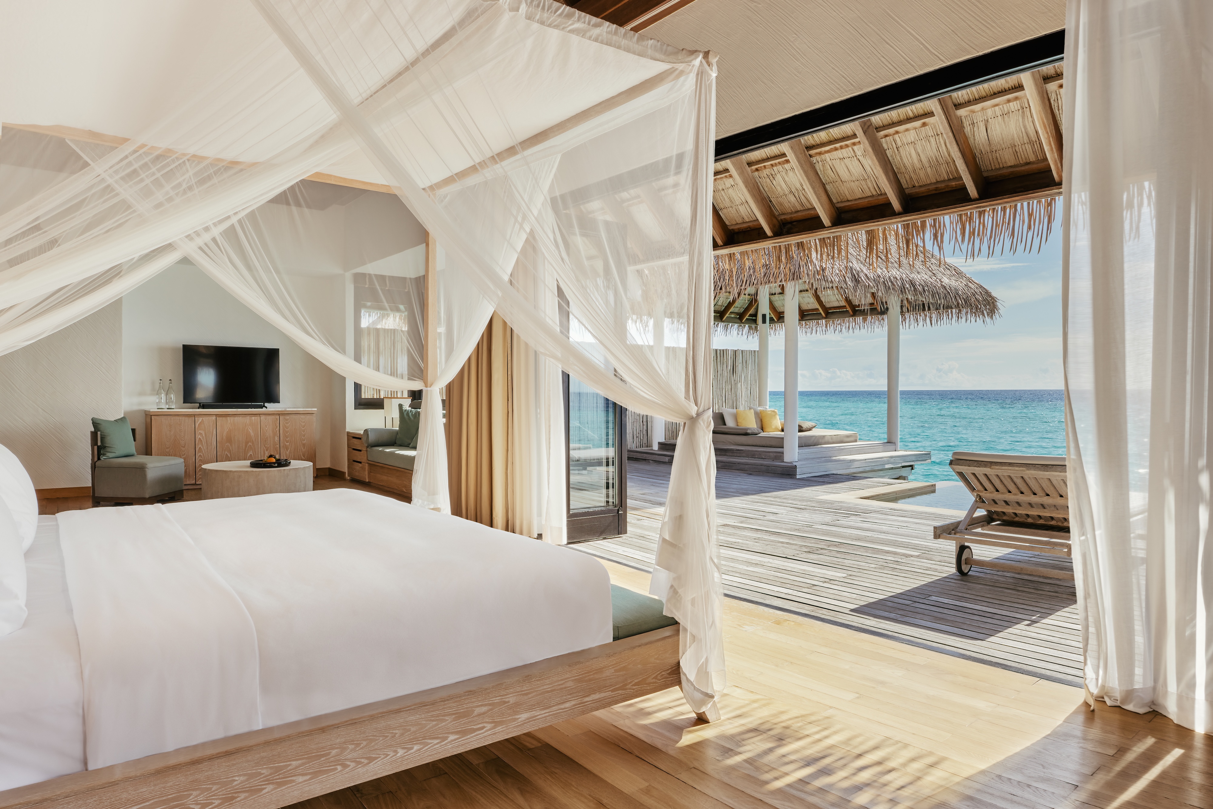 HDHotelMaledivenCOMO MaalifushiWater Suite Bedroom looking to views