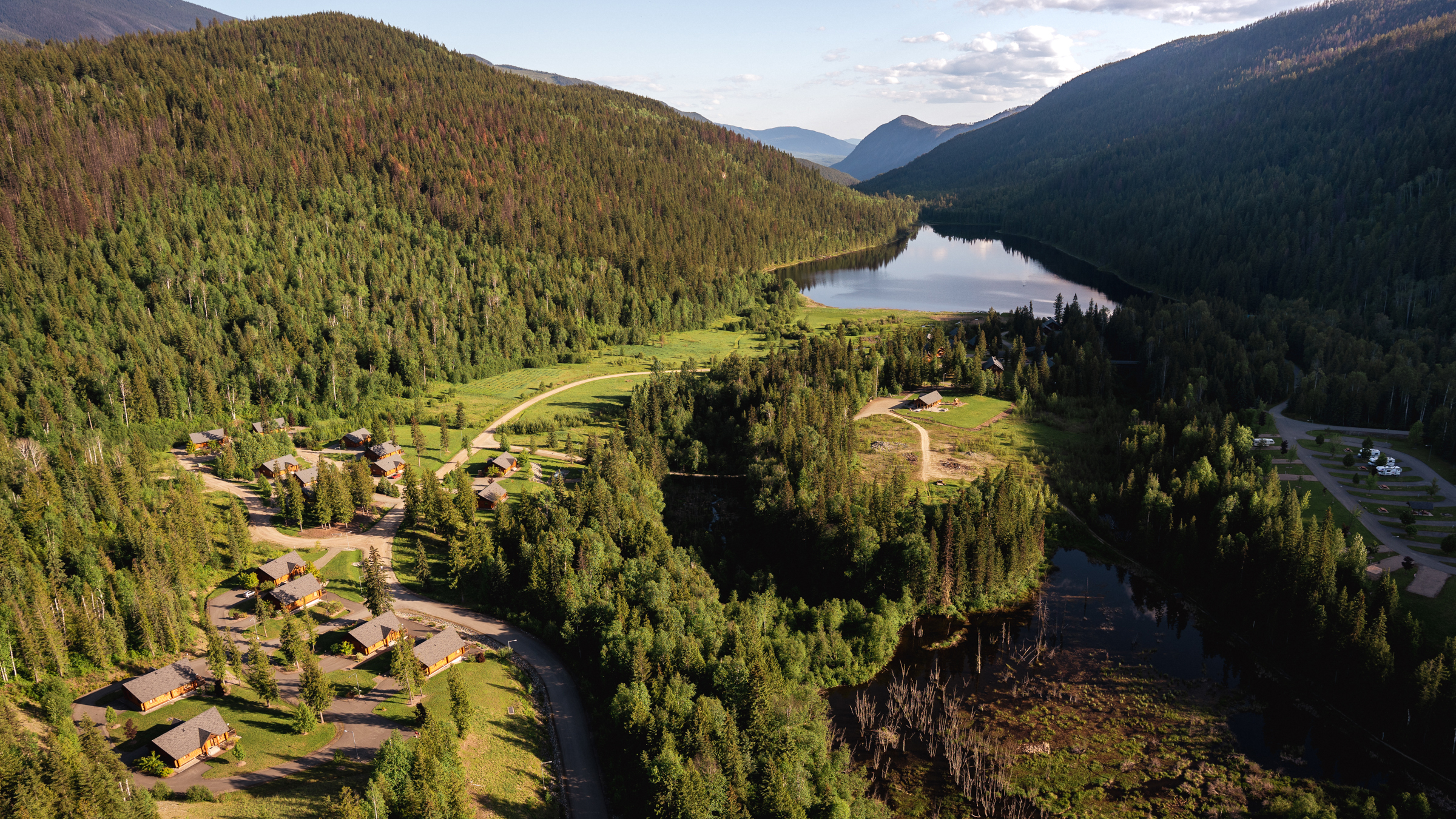 HDHotelBritish ColumbiaClearwaterAlpine Meadows ResortLuftansicht YCWAM ext